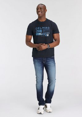 DELMAO T-Shirt mit leicht glänzendem Brustprint-NEUE MARKE!