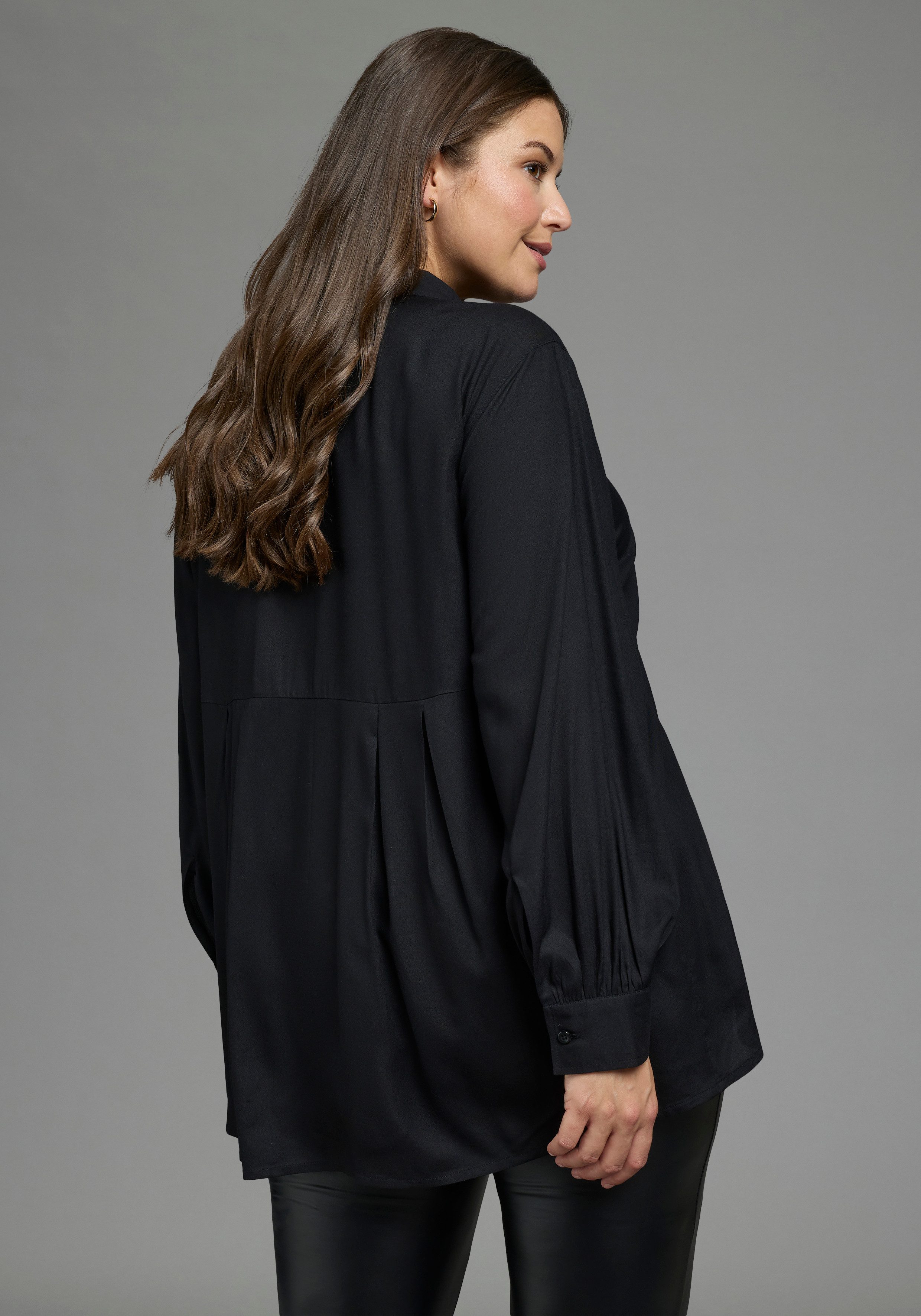 Laura Scott CURVE Longbluse Große Größen femininer Stil, aus Viskose, unifarbene Optik, mit Knöpfen – Bild 2 von 5