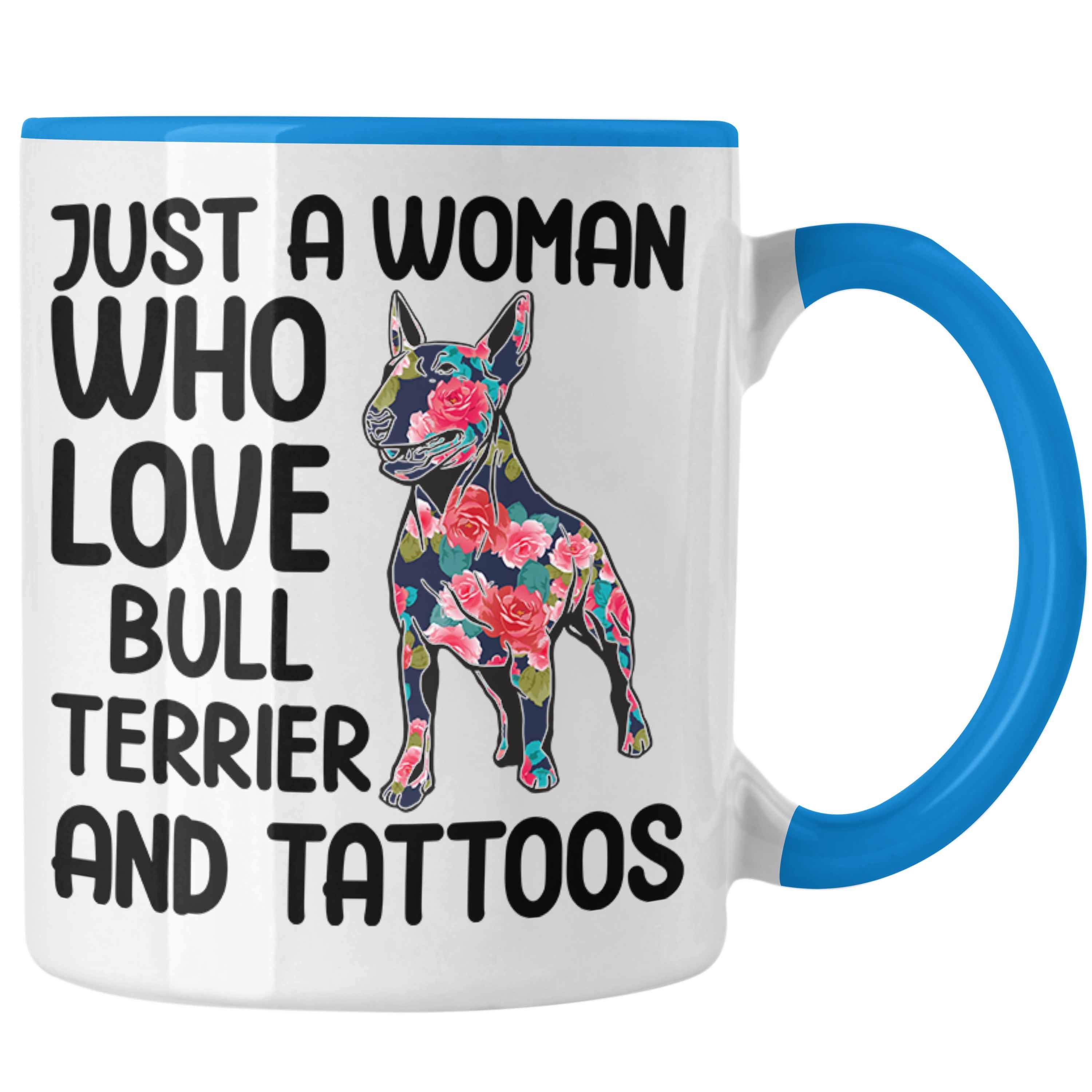 Trendation Tasse Trendation - Bullterrier Besitzerin Geschenk Tasse Bullterrier Tattoo Frauen Geschenk Just A Woman Who Loves Bull Terrier and Tattoos Blau