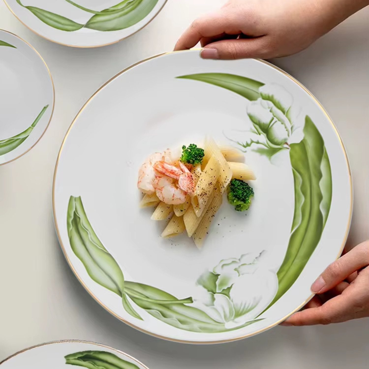 Quality Elegance Teller-Set Green Pea Bone-China Teller Set – Florales Luxus Geschirr (4-tlg), 1 Personen, 45% Bone Ash