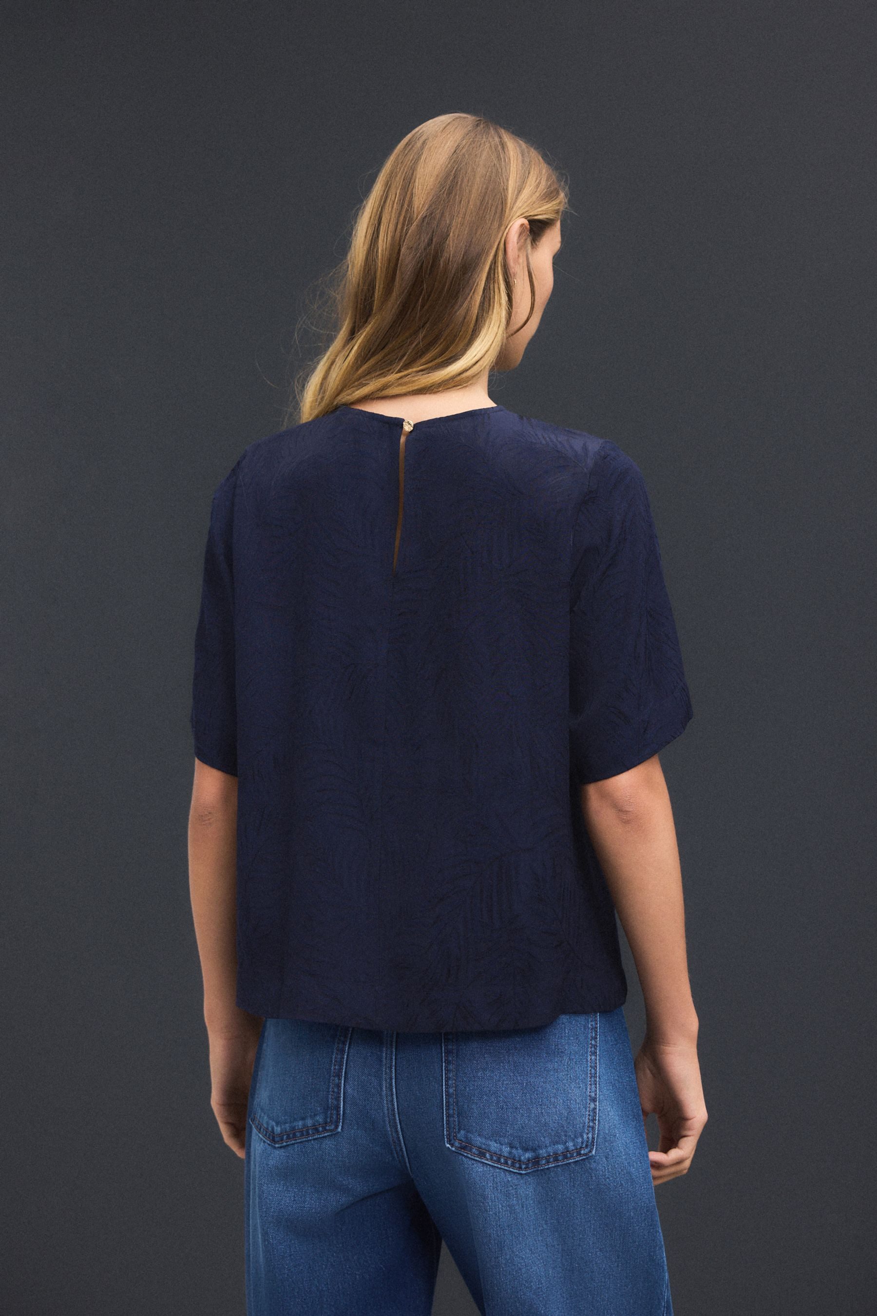 Next Shirtbluse Kastiges T-Shirt aus Jacquard-Satin mit Laubmotiv (1-tlg) günstig online kaufen