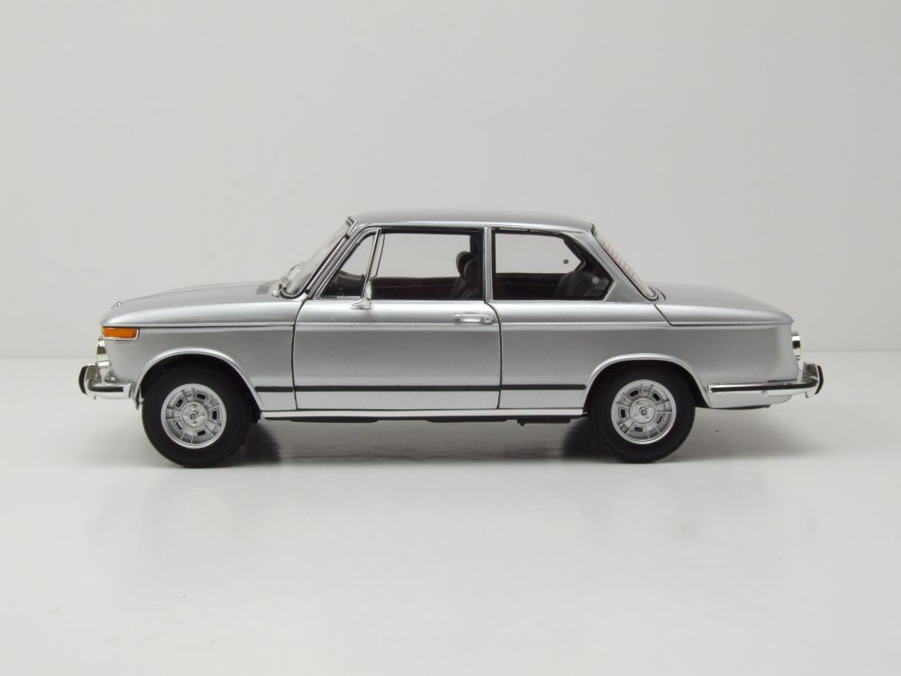 Kyosho Modellauto BMW 2002 Tii 1972 silber, Maßstab 1:18