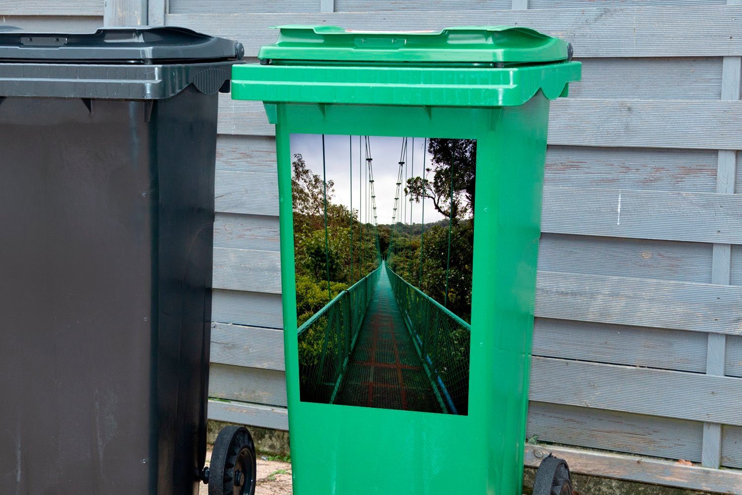 Mülleimer-aufkleber, Monteverde grüne Abfalbehälter im MuchoWow Die Wandsticker St), zwischen Bosque Mülltonne, Sticker, den Container, Hängebrücke Nuboso (1 Bäumen