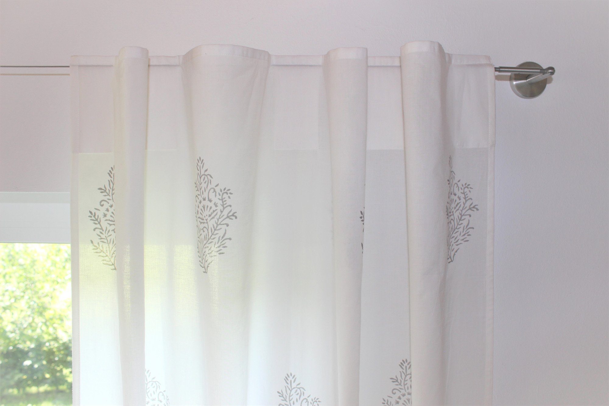 Indradanush, weiß Vorhang 100% pflegeleicht Muster, von indisches Vorhang grau Hand halbtransparent, Blockprint, verdeckteSchlaufen St), bedruckt, Baumwolle (1 blickdicht
