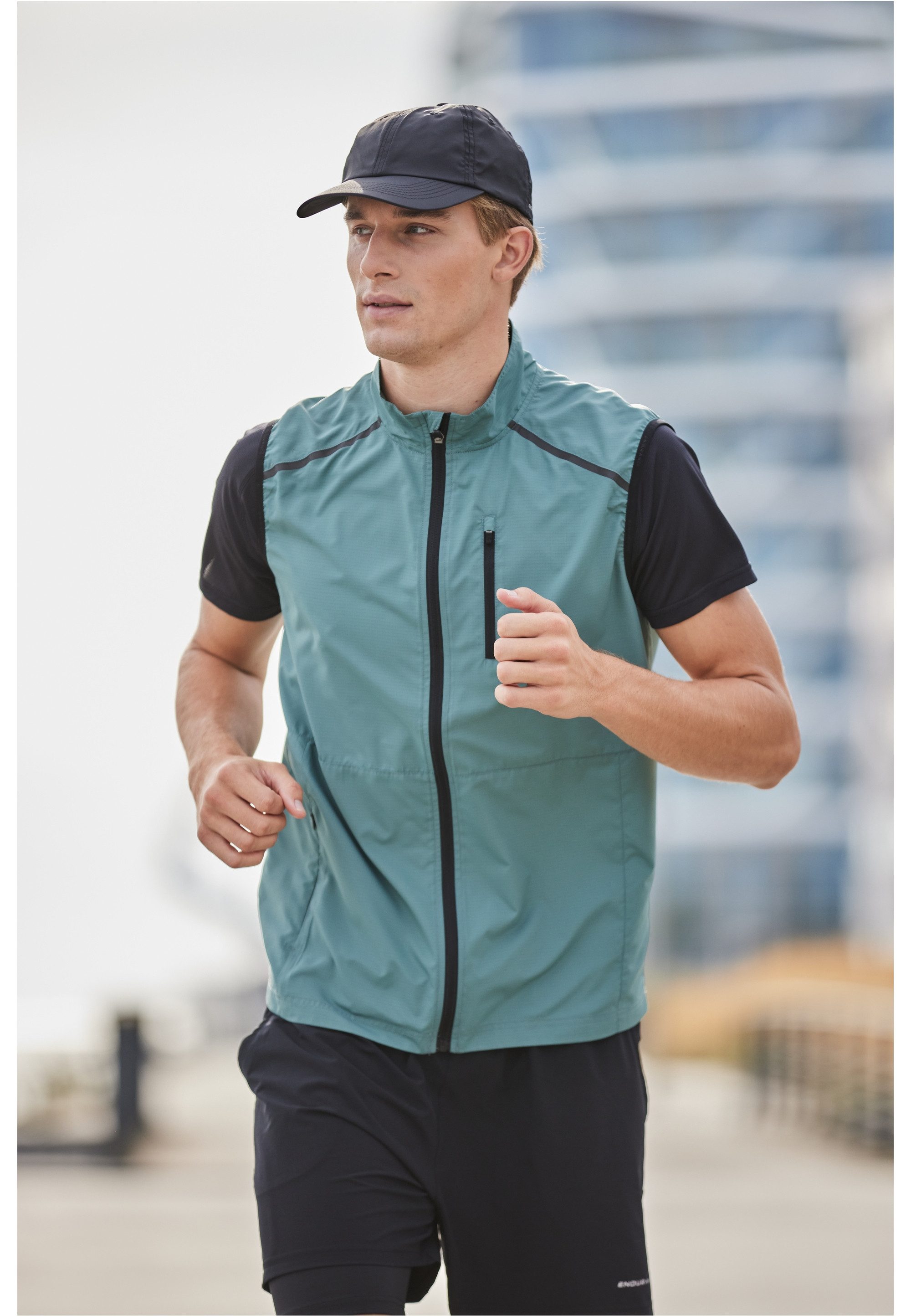ENDURANCE Funktionsweste Hugoee aus winddichtem Material
