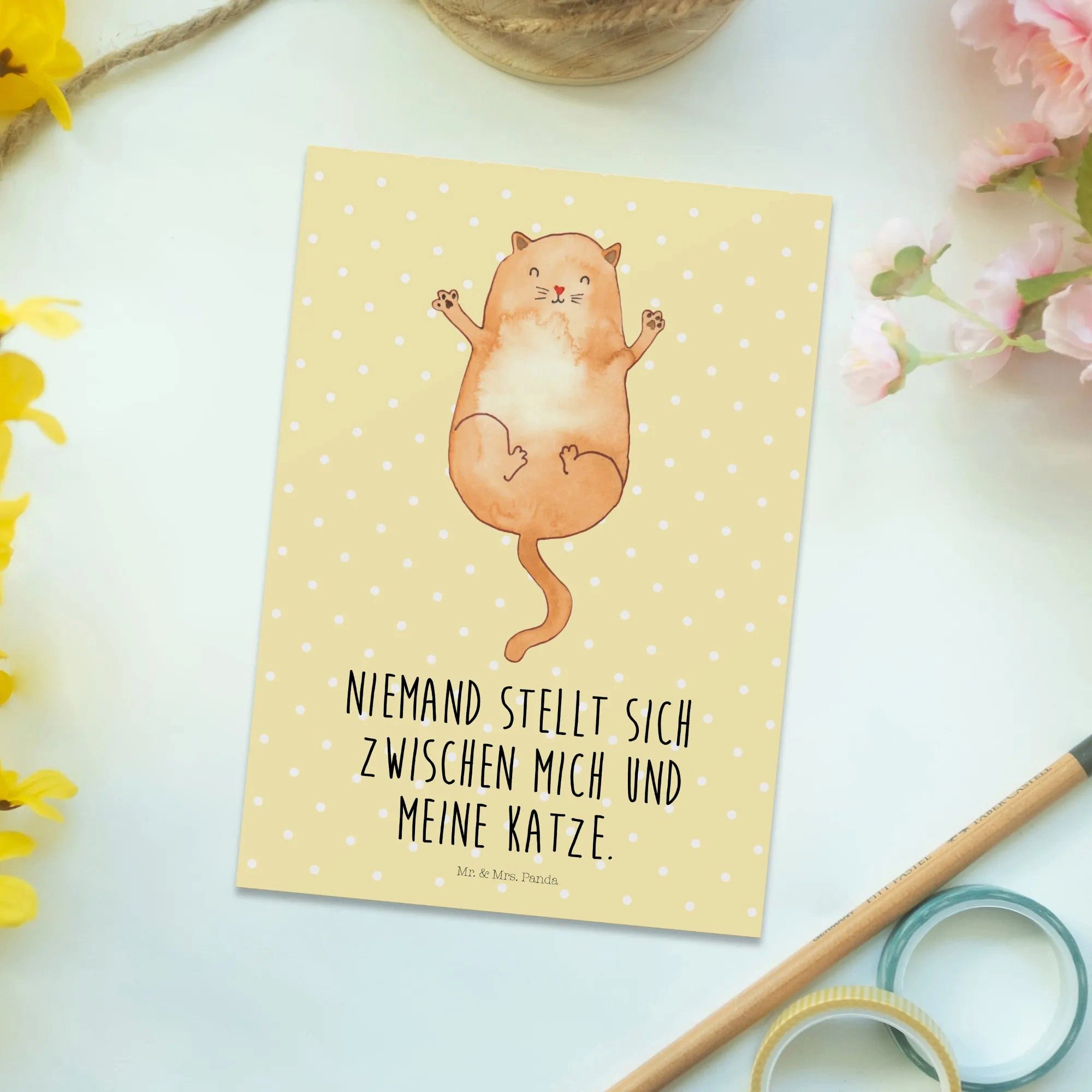 Thumbnail - Mr. & Mrs. Panda Postkarte Katze Umarmen - Gelb Pastell - Geschenk, Postkarte, Miau, nmotiv, nmo, Charmante Designs