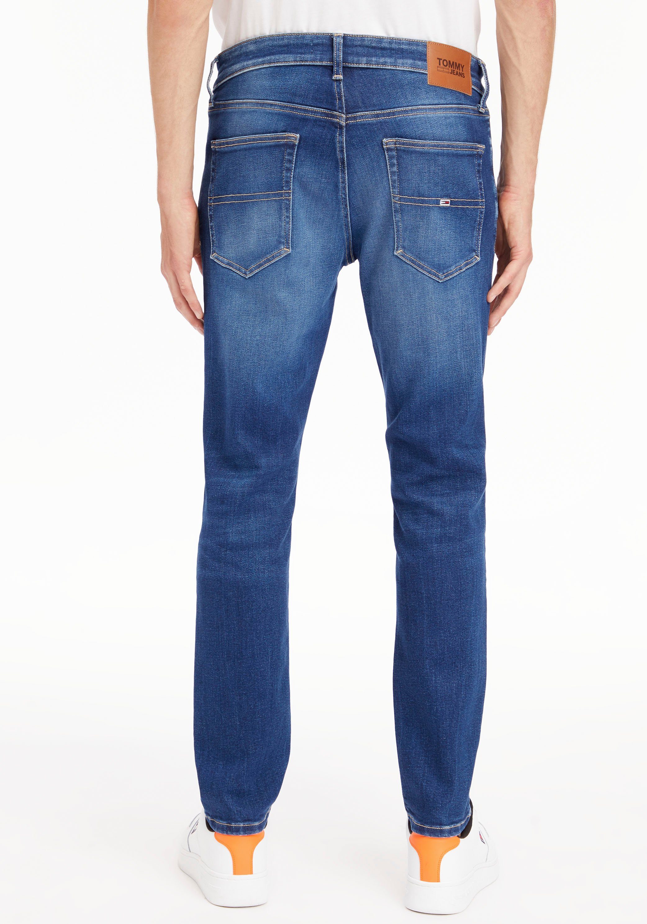 Tommy Jeans Slim-fit-Jeans AUSTIN SLIM TPRD Lederbadge medium mit denim