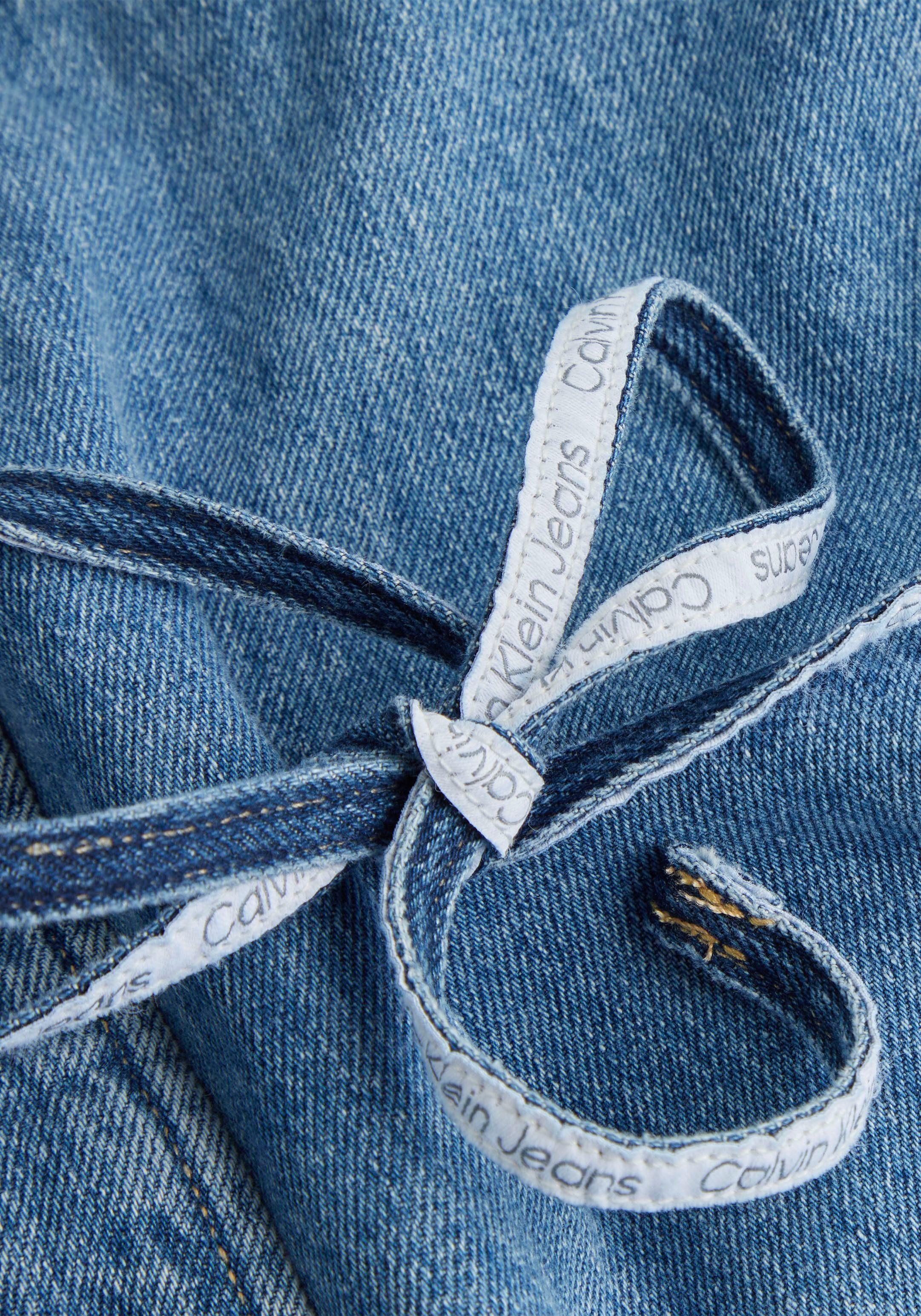 Jeans Jeanskleid Calvin Plus Klein der Brusttasche Logo-Badge auf mit Calvin Klein