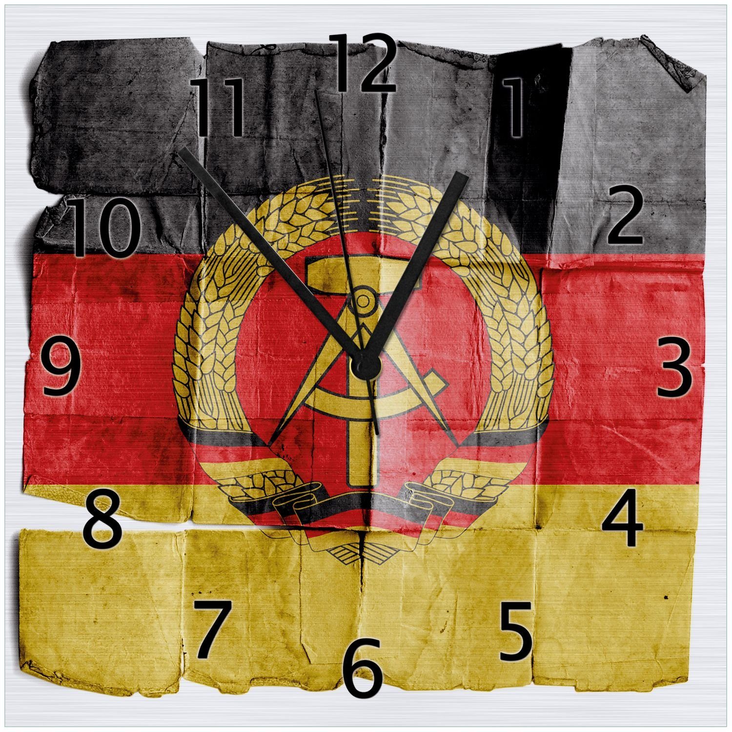 altem auf rot Papier Wanduhr DDR Flagge (Aluverbunduhr) schwarz - Wallario gold