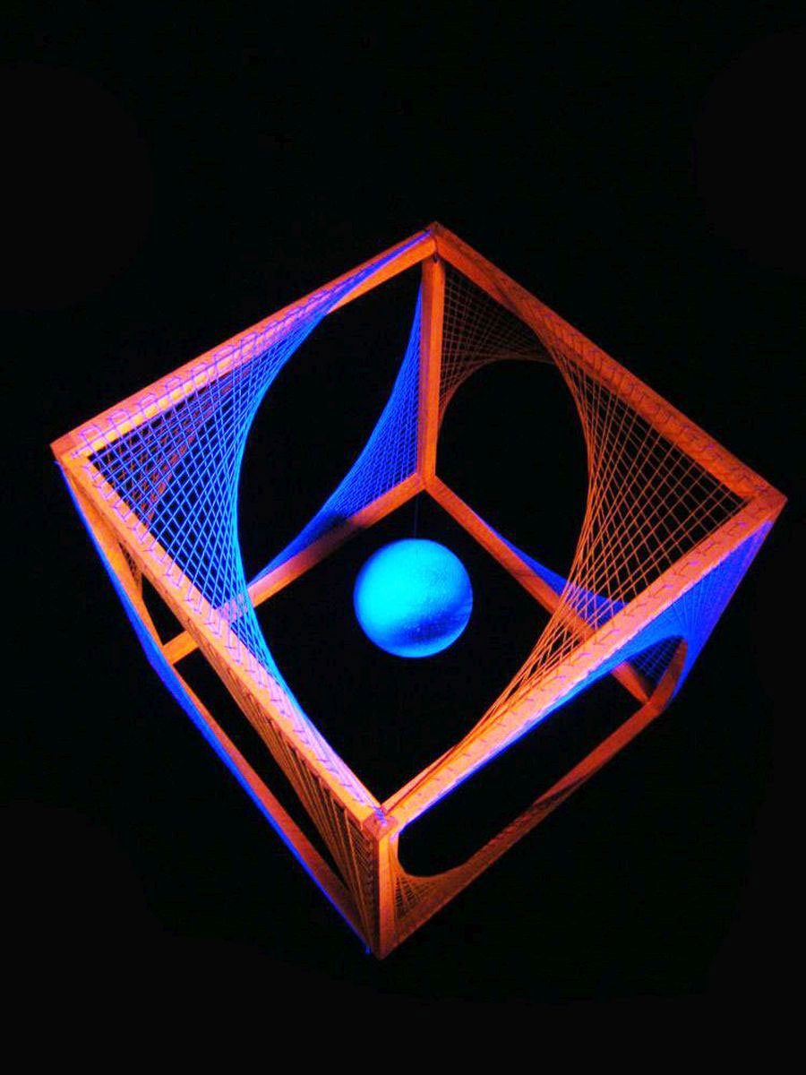 PSYWORK Dekoobjekt Schwarzlicht UV-aktiv, unter 3D Fadendeko "Orange StringArt Schwarzlicht Würfel 55cm, leuchtet Universe"