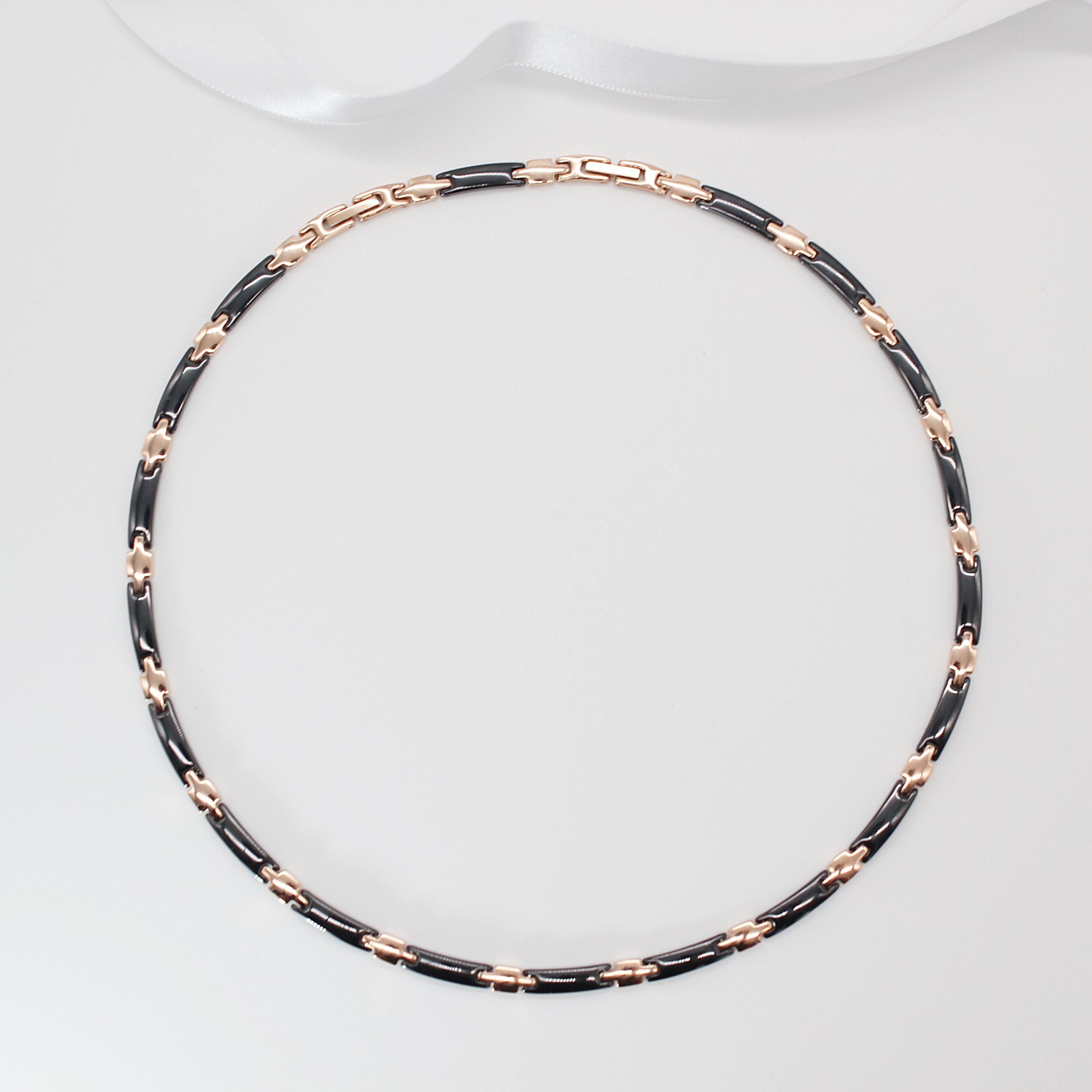ELLAWIL Collier Collier / Halskette Damenkette Collierkette Gliederkette Kette (aus schwarzer Keramik mit rosegoldfarbener Edelstahl, Kettenlänge 50 cm, Breite  – Bild 5 von 5