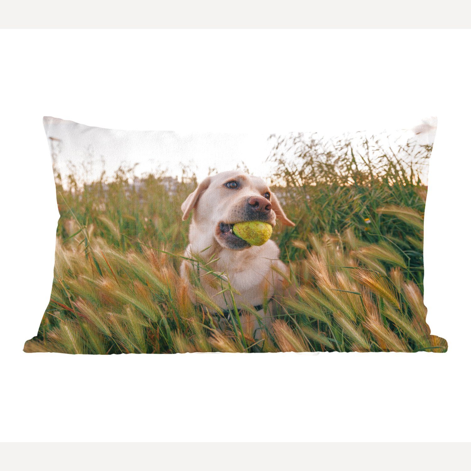 MuchoWow Dekokissen Labrador Retriever spielt mit einem Tennisball im Gras, Wohzimmer Dekoration, Zierkissen, Dekokissen mit Füllung, Schlafzimmer