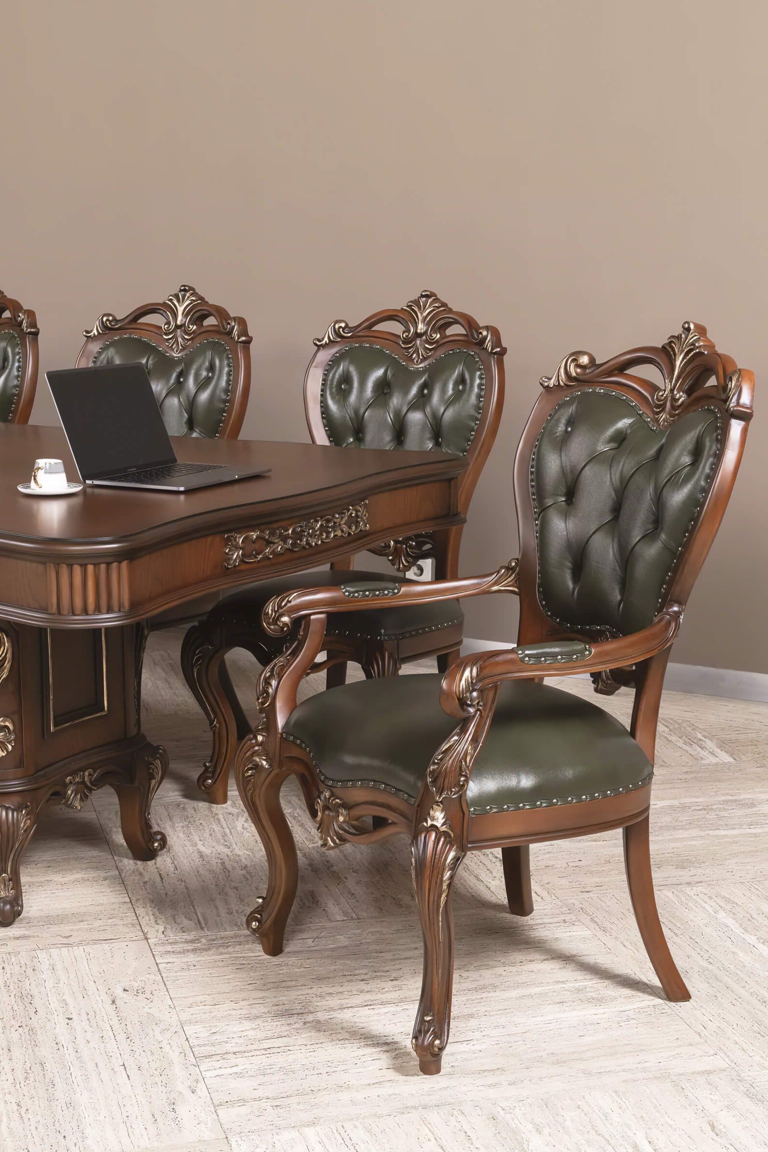 Xlmoebel Chefsessel Luxuriöser Neobarock-Sessel mit Holzrahmen in Braun und Gold (Einzelsessel, 1 St), Made in Europa