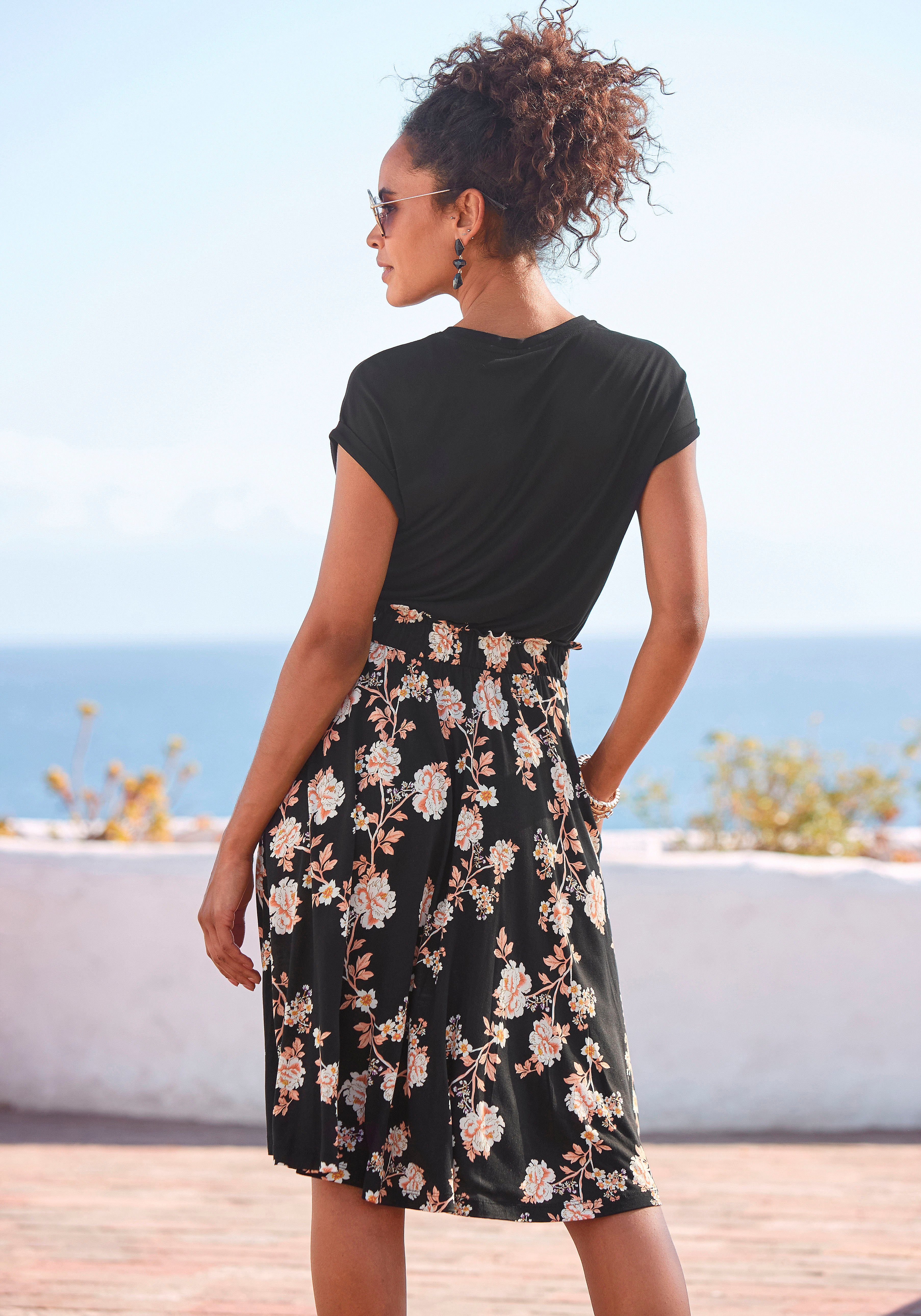 LASCANA Jerseykleid mit bedrucktem Rock, Gummizug in der Taille kurzärmliges Sommerkleid, T-Shirtkleid, Viskosekleid, casual – Bild 3 von 5