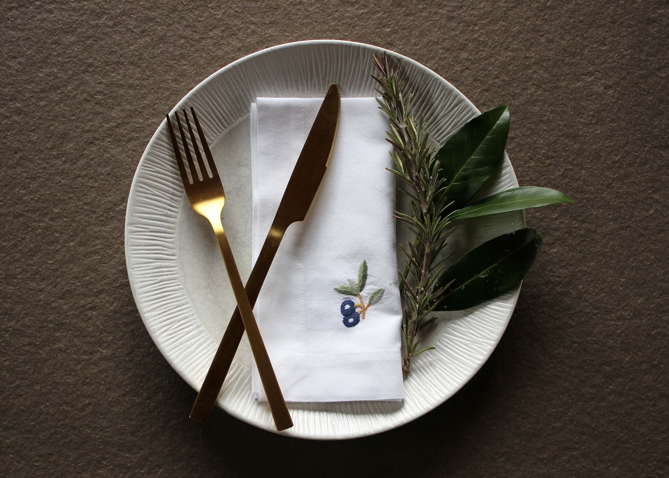 Indradanush Stoffserviette Stoffservietten 4er Set Baumwolle 40x40 cm Limone Zitrone bestickt, (Set, 4 Stoffservietten), Oliven handbestickt, nachhaltig