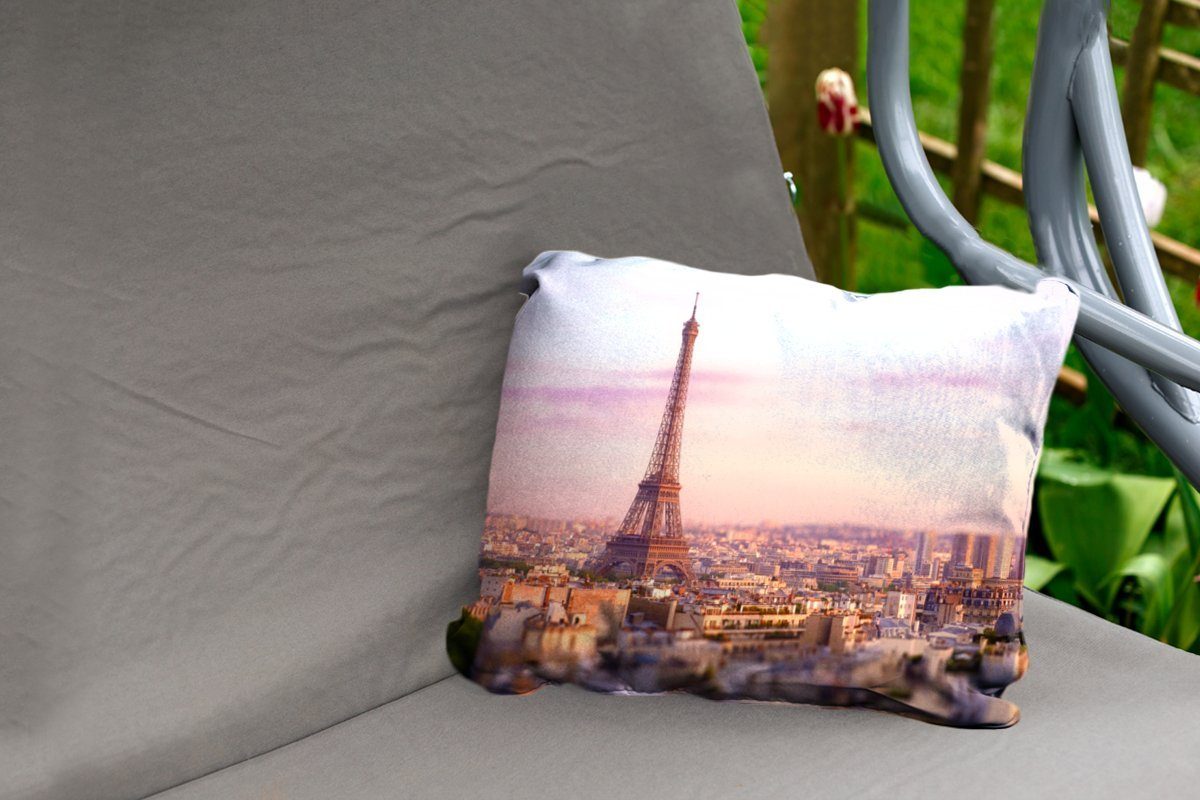 mit Polyester, aufragenden darüber dem Kissenhülle Eiffelturm, Paris Dekokissen Outdoor-Dekorationskissen, MuchoWow Blick über Dekokissenbezug,