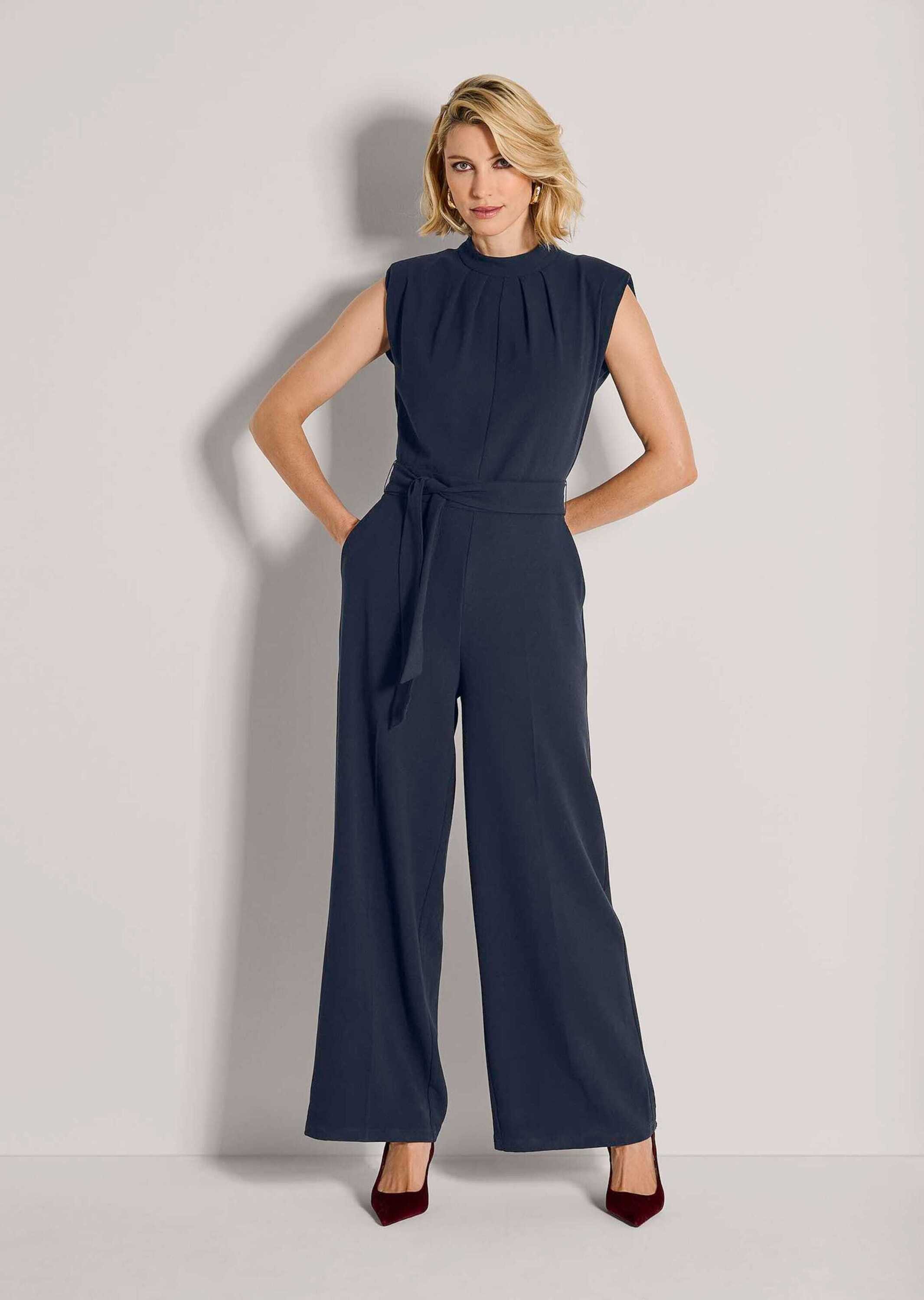 MADELEINE Jumpsuit Eleganter Jumpsuit mit Stehkragen Ärmelloser Look mit breitem Taillenband