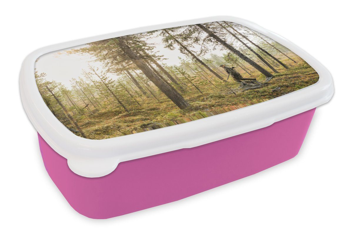 MuchoWow Lunchbox Ein Mann ist auf der Jagd im Wald, Kunststoff, (2-tlg), Brotbox für Erwachsene, Brotdose Kinder, Snackbox, Mädchen, Kunststoff rosa