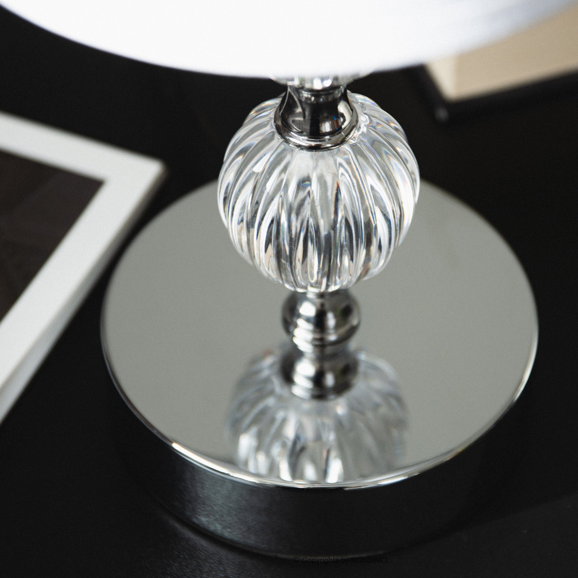 einem ohne mit elegante VULGA Tischlampe, Glasfuß Lampe, Leuchtmittel, weiß/transparent Konsimo Tischleuchte
