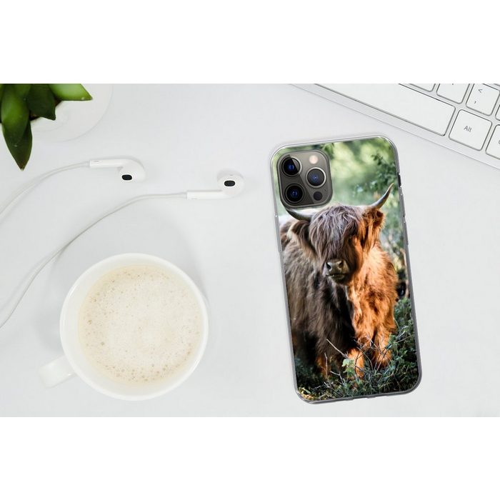 MuchoWow Handyhülle Schottische Highlander - Wald - Tiere Handyhülle Apple iPhone 12 Pro Max Smartphone-Bumper Print Handy