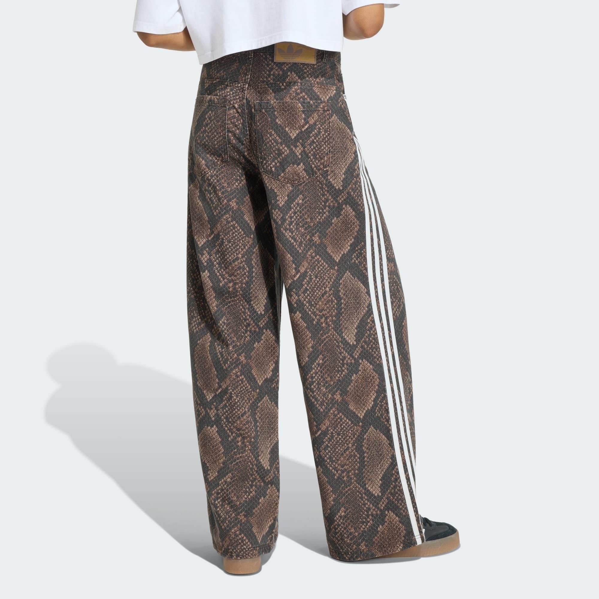 adidas Originals Jogginghose DENIM-HOSE, LOCKER GESCHNITTEN, SCHLANGENPRINT (1-tlg)