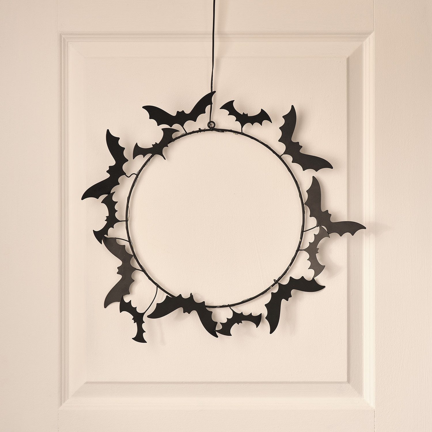 Lights4fun LED-Girlande 43 cm LED-Halloween-Kranz mit Fledermäusen – Bild 2 von 3