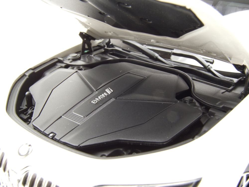 Minichamps Modellauto BMW i7 2022 weiß metallic, Maßstab 1:18