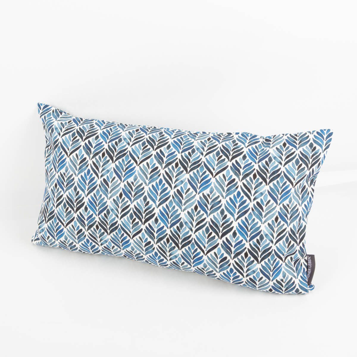 SCHÖNER LEBEN. Dekokissen Kissenhülle Aquarell Ornamenten weiß blau von SCHÖNER LEBEN.