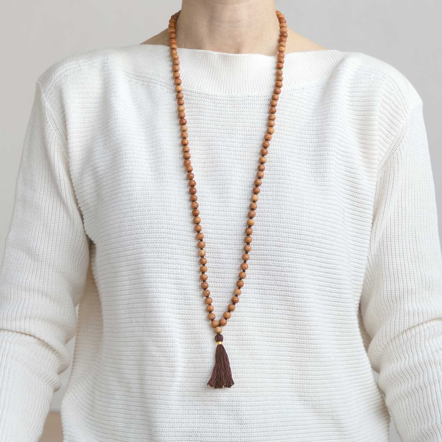 bodhi Perlenkette Mala Yoga Kette mit Sandelholz-Duft, farbige Quaste, 108 Perlen braun – Bild 4 von 5