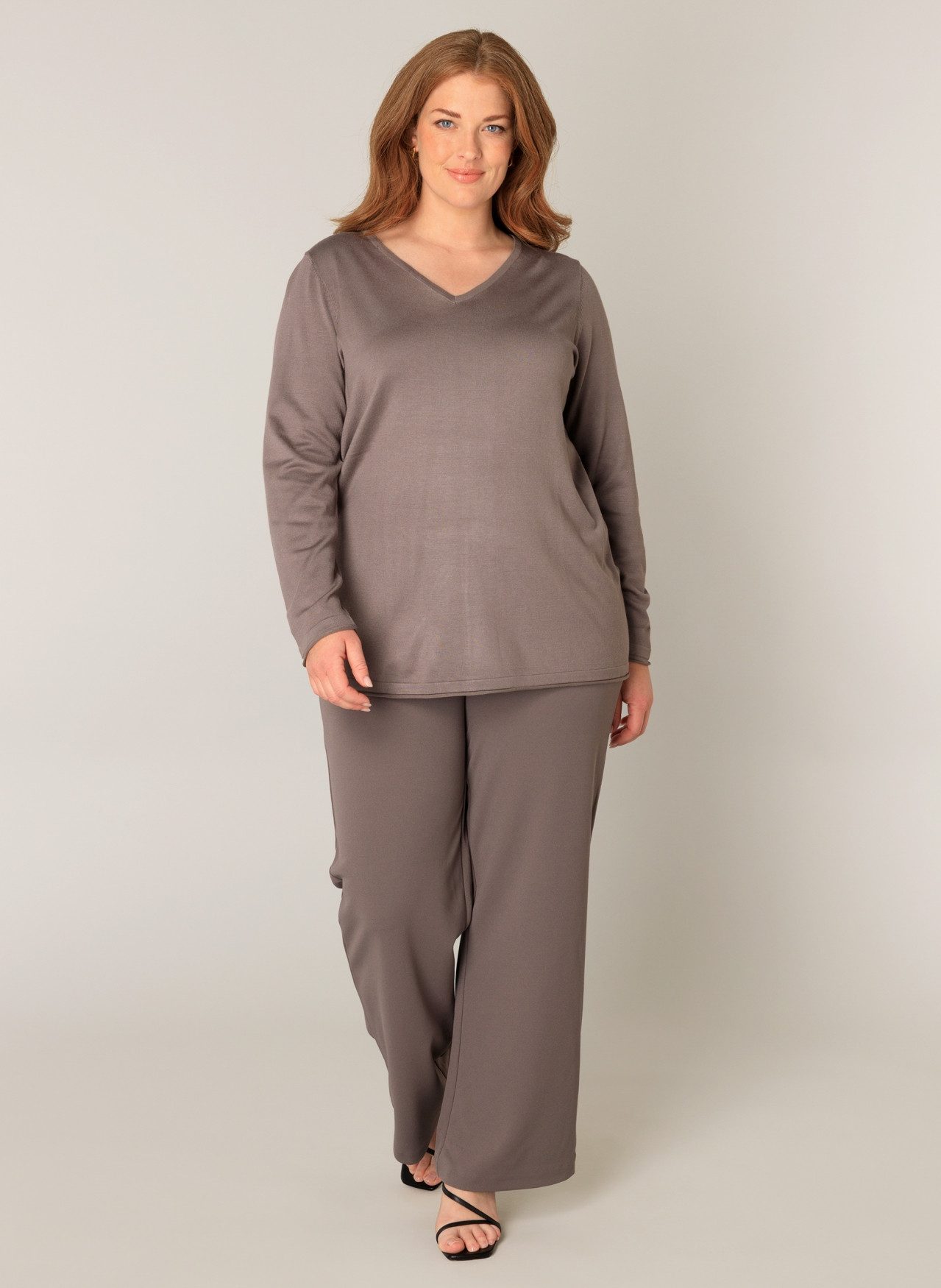 Base Level Curvy Strickpullover Anine mit V-Ausschnitt