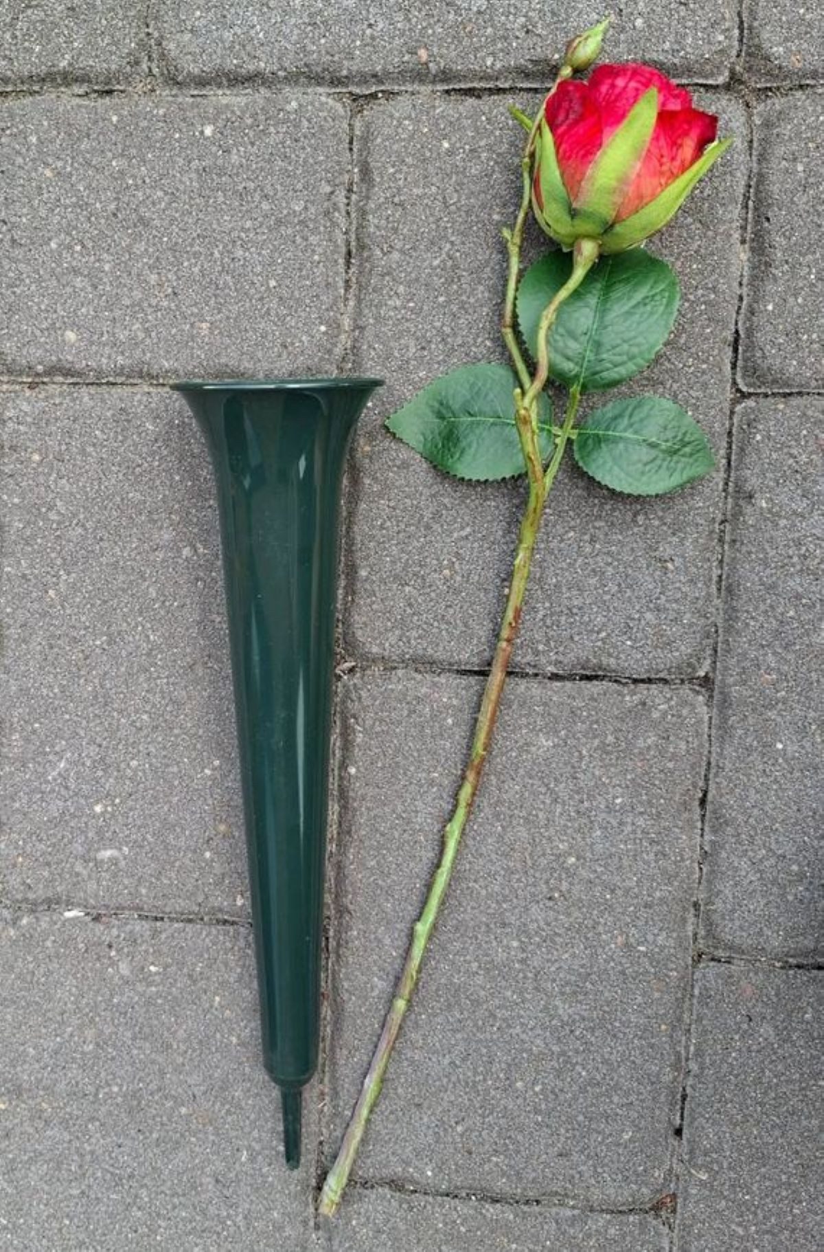 meytrade Bodenvase Grabvase + Seidenrose in rot im Set als Grabschmuck für Friedhof (2 St), Grabschmuck