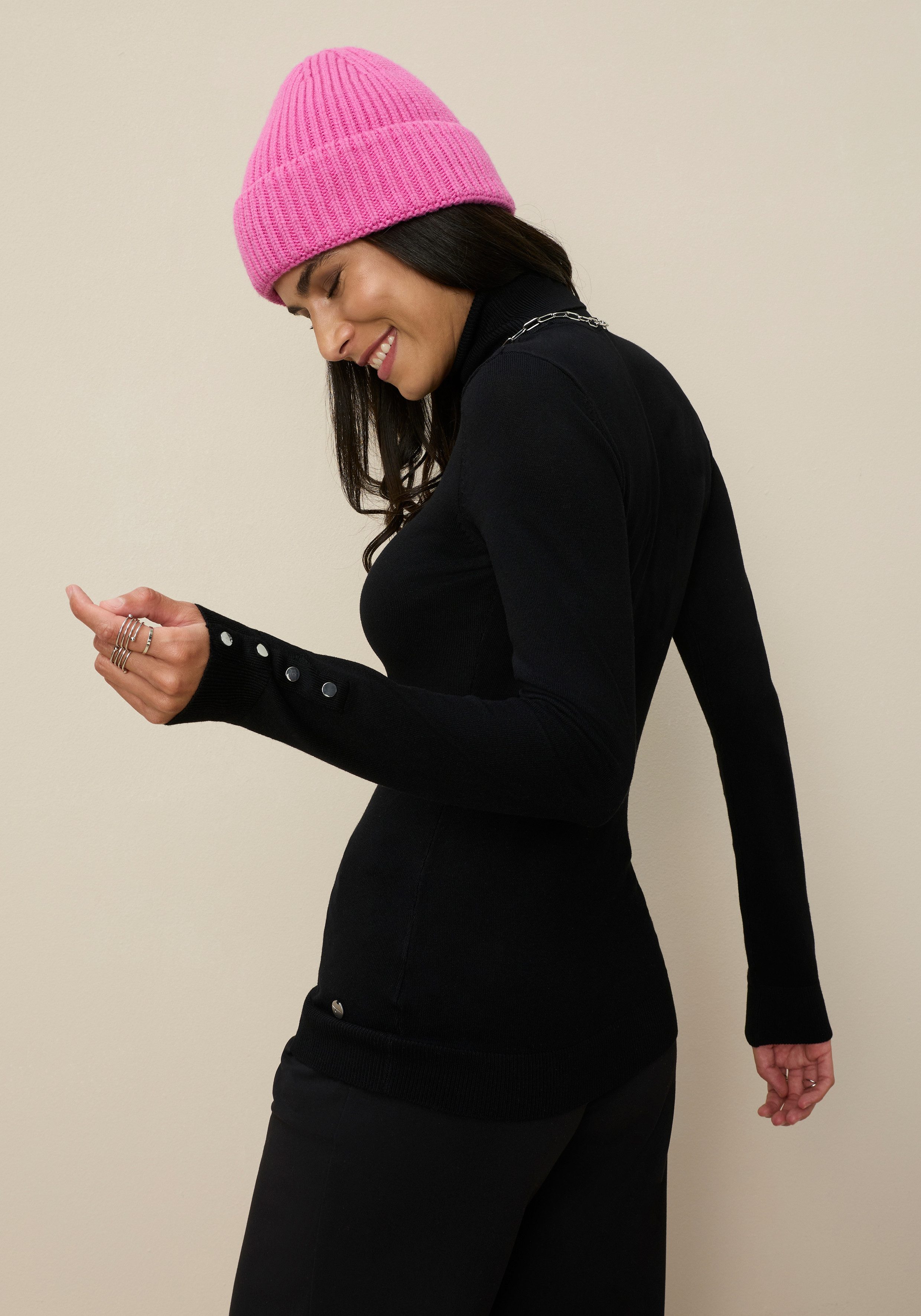 Tamaris Rollkragenpullover aus angenehmer Viskosemischung in enger Form mit Knopfdetails – Bild 3 von 5