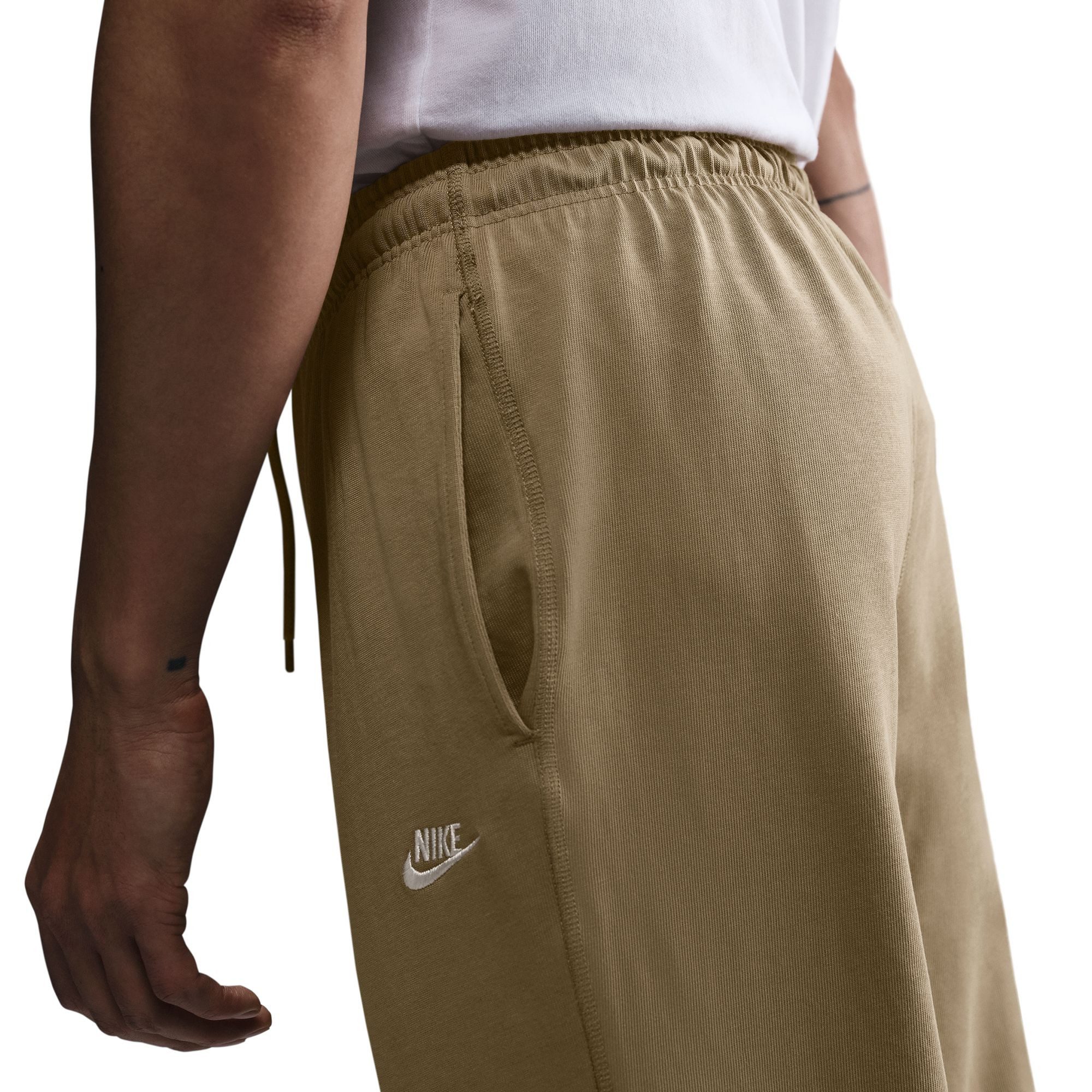 Nike Sportswear Sporthose Nike Sportswear Club Men's Knit Open-Hem Pants mit Logostickerei, mit Eingrifftaschen, mit Kordelverschluss