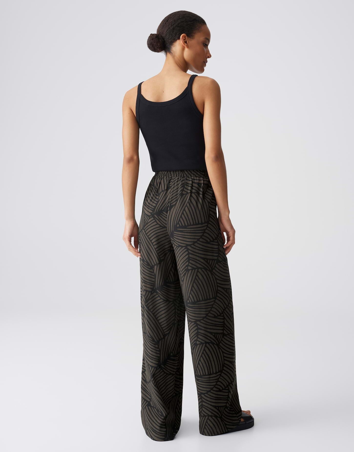 OPUS Stoffhose Marou botanical aus Webware mit Crepe Optik Mit Eingrifftaschen für praktische Alltagslooks