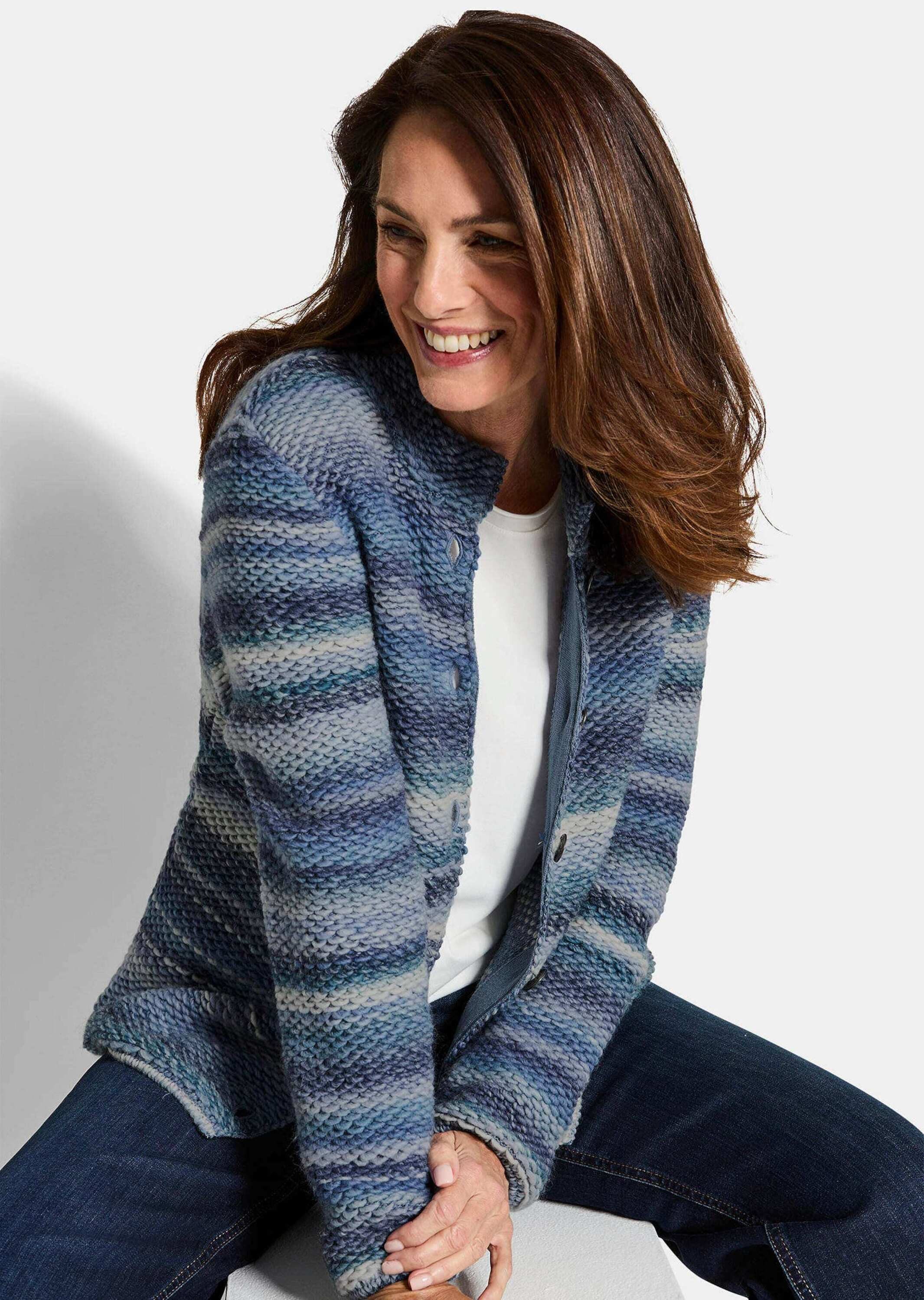 GOLDNER Strickjacke Kurzgröße: Multicolor Woll-Jacke mit Stehkragen Hüftlanger Schurwoll-Cardigan, Stehkragen, Knopfverschluss