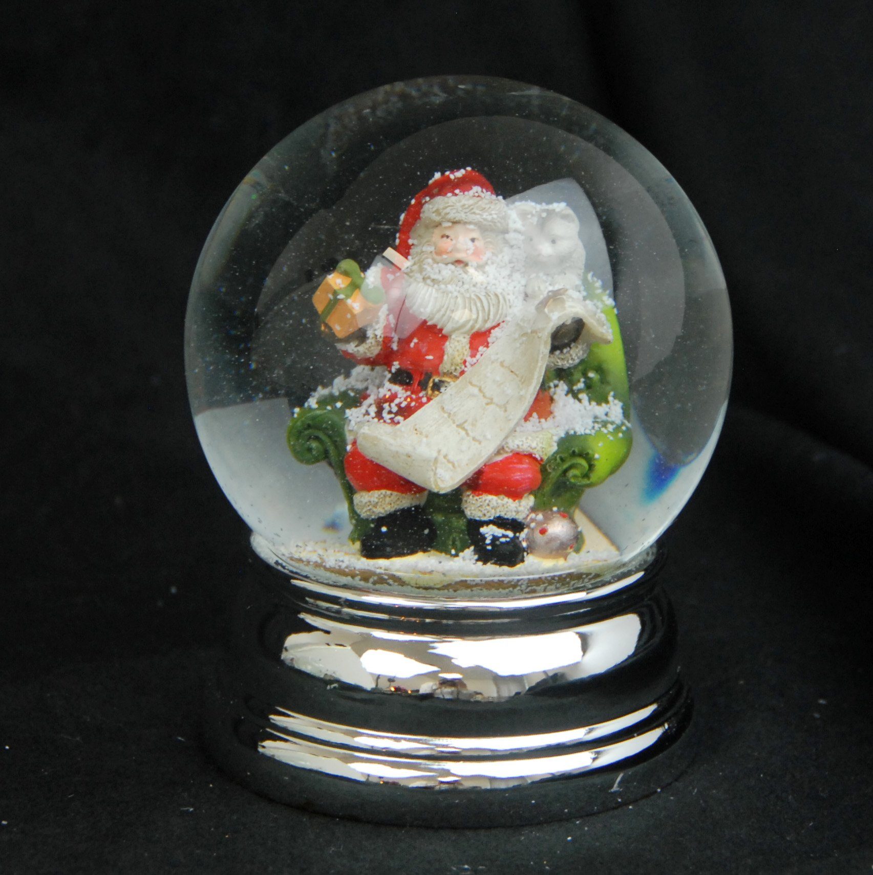 MINIUM-Collection Schneekugel 100 mm Weihnachtsmann Geschenkeliste silber breit glänzend Sockel