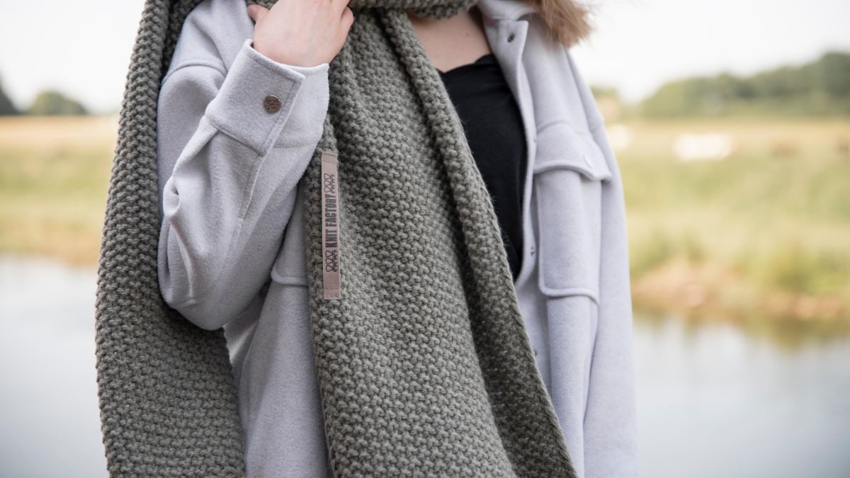 Knit Factory Strickschal Carry Schal Grau, (1-St), Schal Halstuch Dreiecksschal Tuch Strickmode