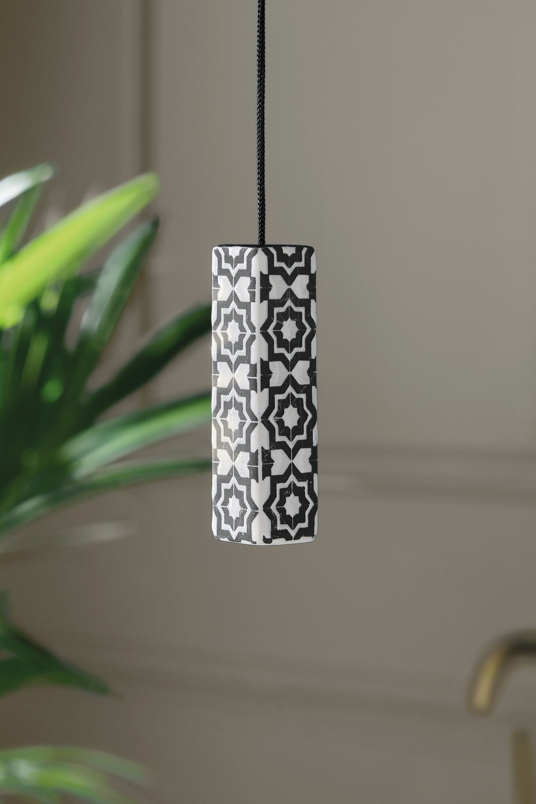 Next Zugkordel Lichtschalter mit geometrischem Kacheldesign