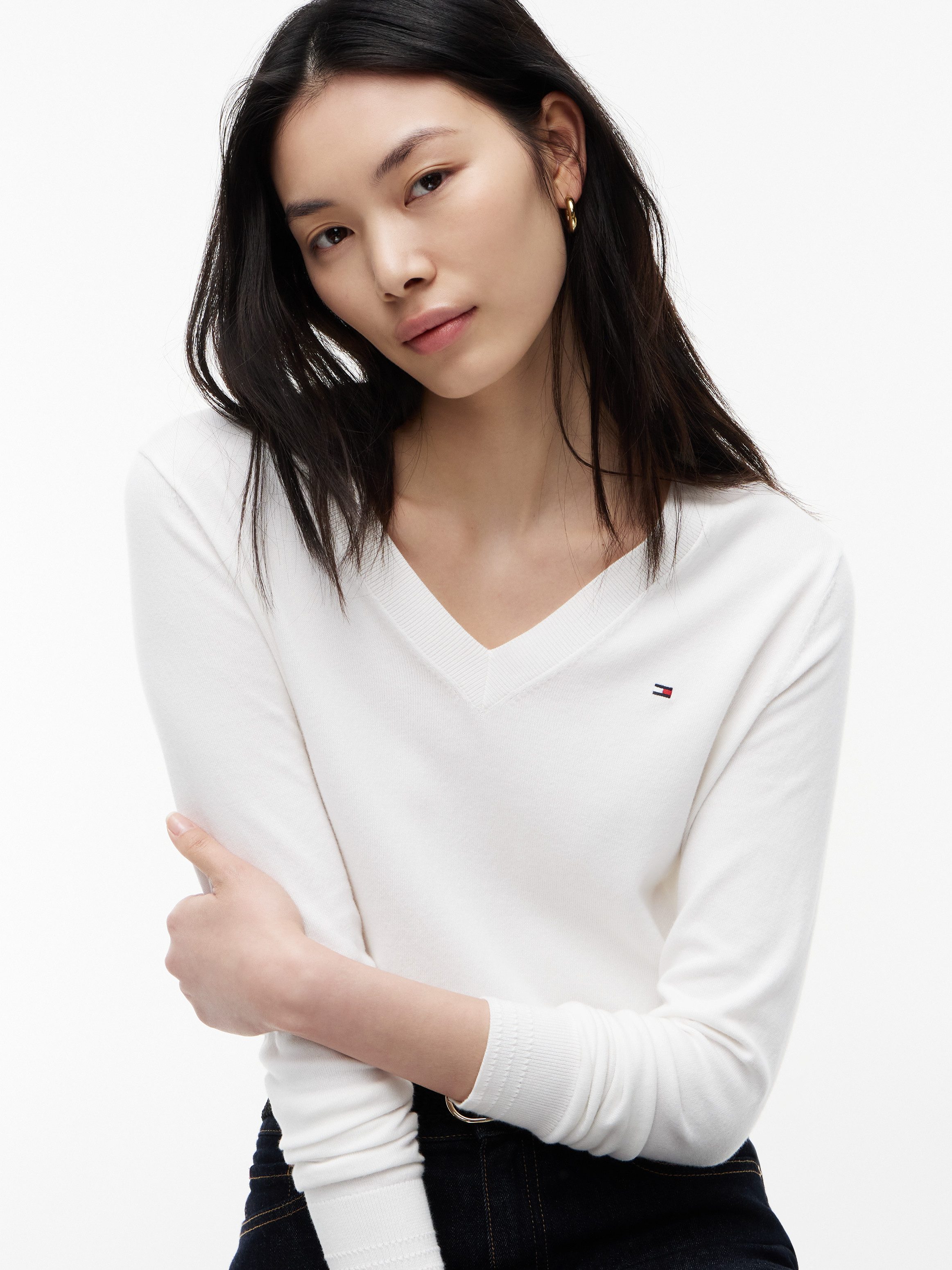 Tommy Hilfiger V-Ausschnitt-Pullover CO JERSEY STITCH V-NK SWEATER Kontrastfarbene Streifen im Ausschnitt und Logo Stickerei am Ärmel