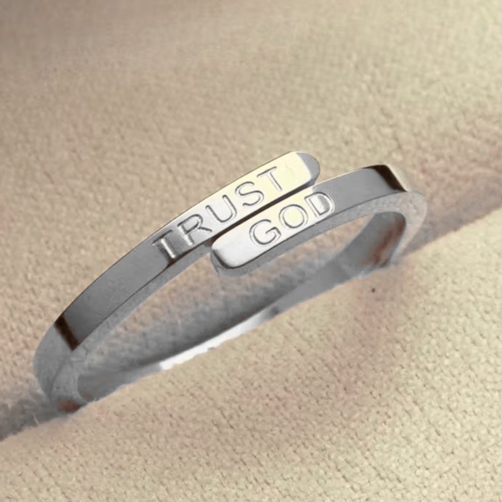 XCOAST Ring mit Gravur TRUST GOD Ring aus Edelstahl – silber & verstellbar günstig online kaufen