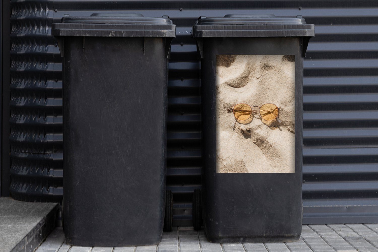 Abfalbehälter St), Mülltonne, MuchoWow Sticker, - - Sonnenbrille (1 Wandsticker Mülleimer-aufkleber, Sand Container, Orange