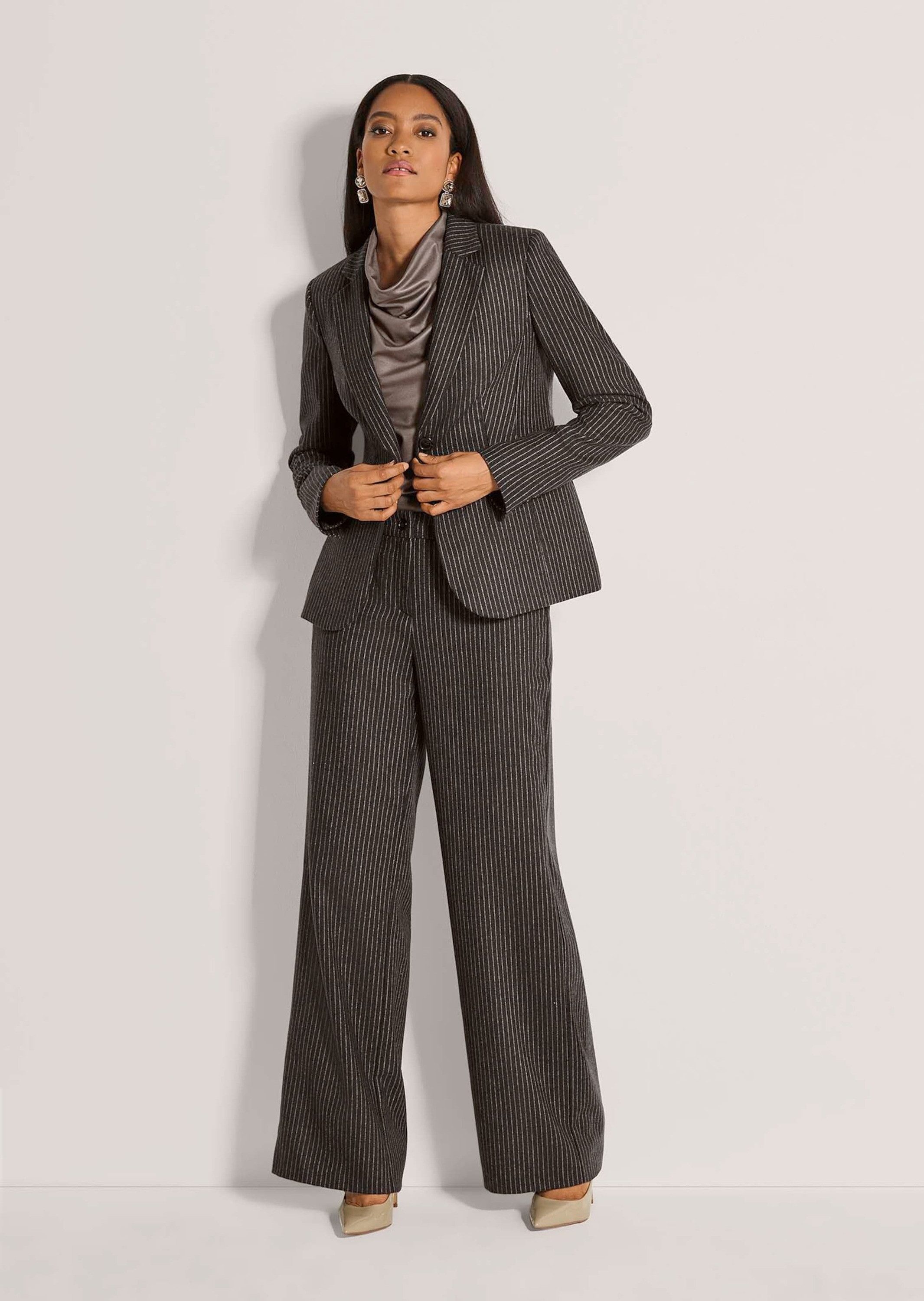 MADELEINE Kurzblazer Nadelstreifen-Blazer aus Wolle Einreiher mit zwei Knöpfen, Reverskragen & Leistentaschen