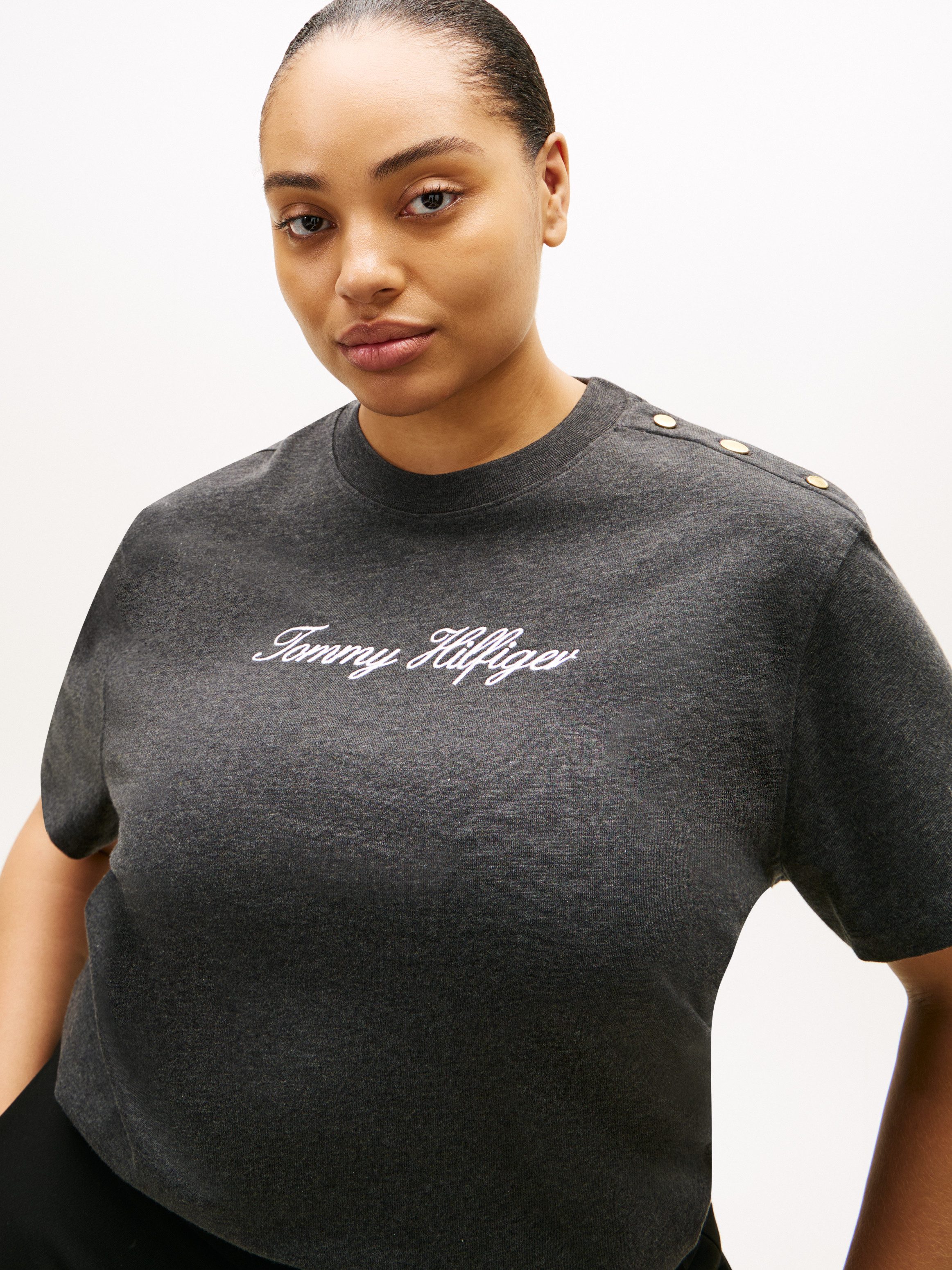 Tommy Hilfiger Curve Kurzarmshirt CRV GOLD BTN SCRIPT MDRN SS TEE in großen Größen, mit goldfarbenen Knöpfen