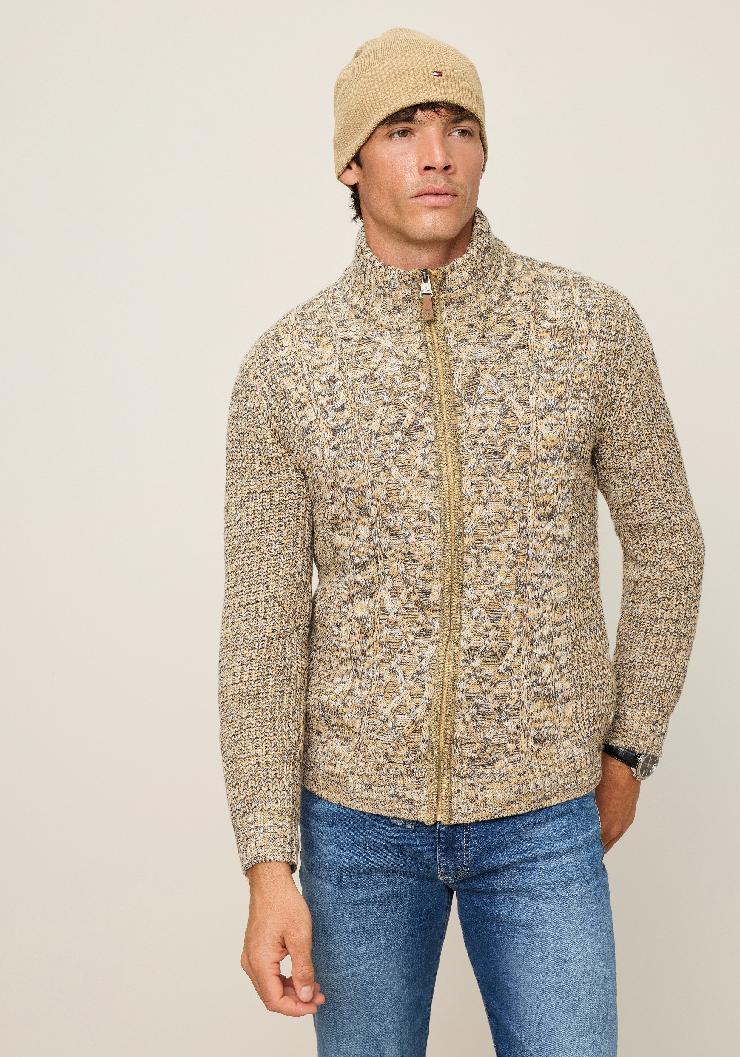 DELMAO Strickjacke Neue Kollektion! Mit Zopfmuster mit Stehkragen, mit Reißverschluss, melierte Optik. € 54,99