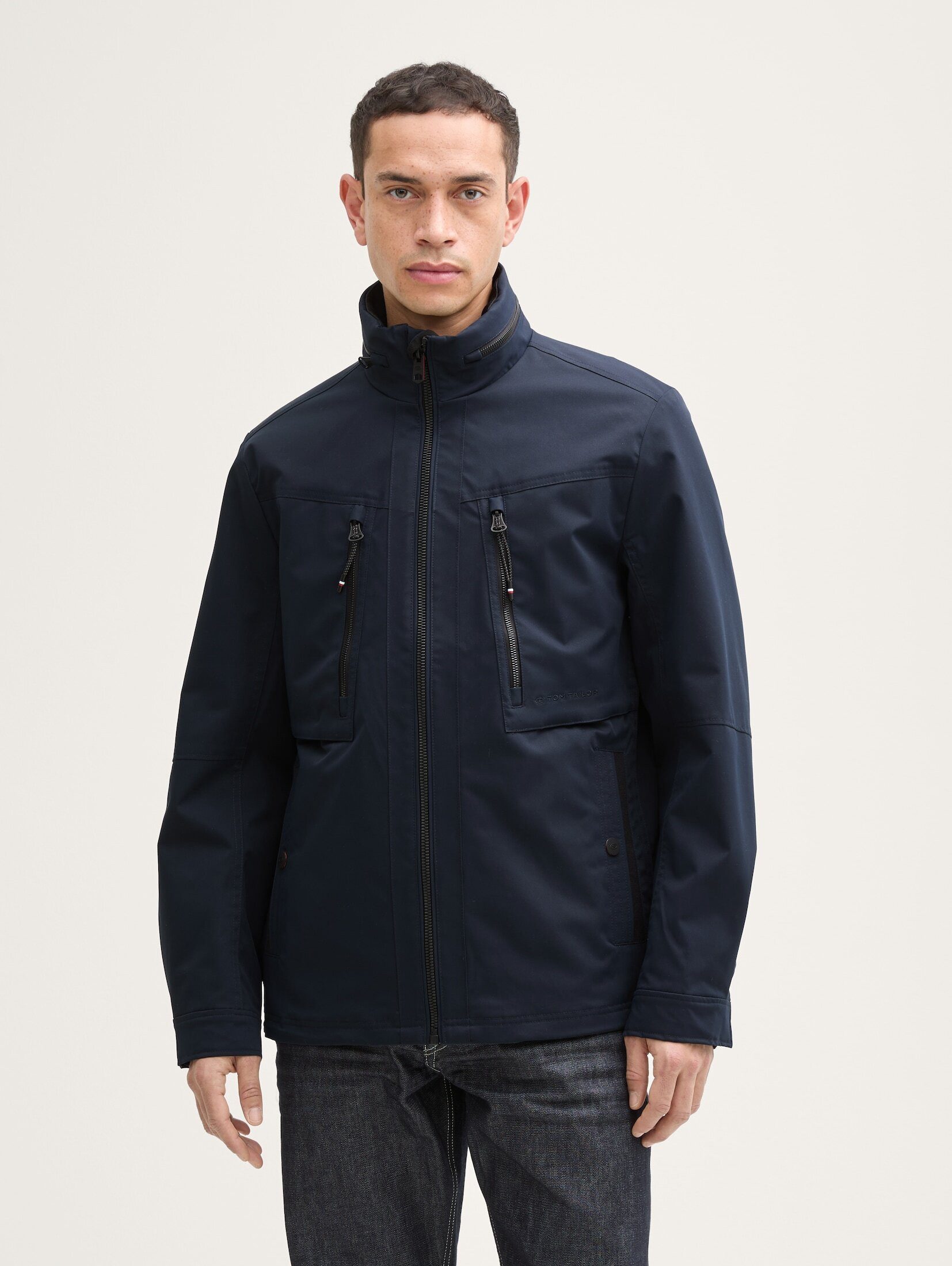 Outdoorjacke Jacke mit Kapuze im Stehkragen
