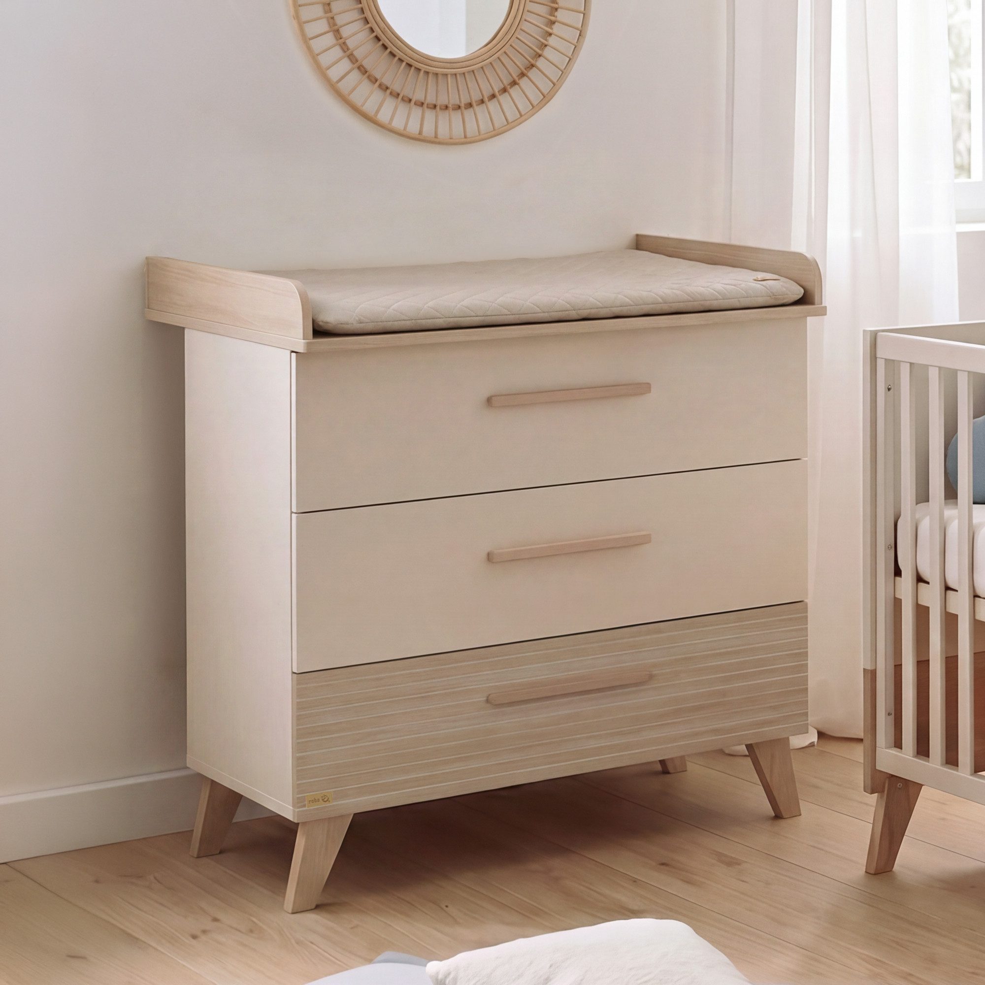 roba® Babyzimmer-Komplettset Sidney - modernes Kinderzimmer in Cashmere & Eiche, (Komplett-Set, 3-tlg., Babybett 70 x 140 cm, Wickelkommode, Kleiderschrank), Griffe & Füße aus Massivholz - Mit hochwertigen Fräsungen im Holz