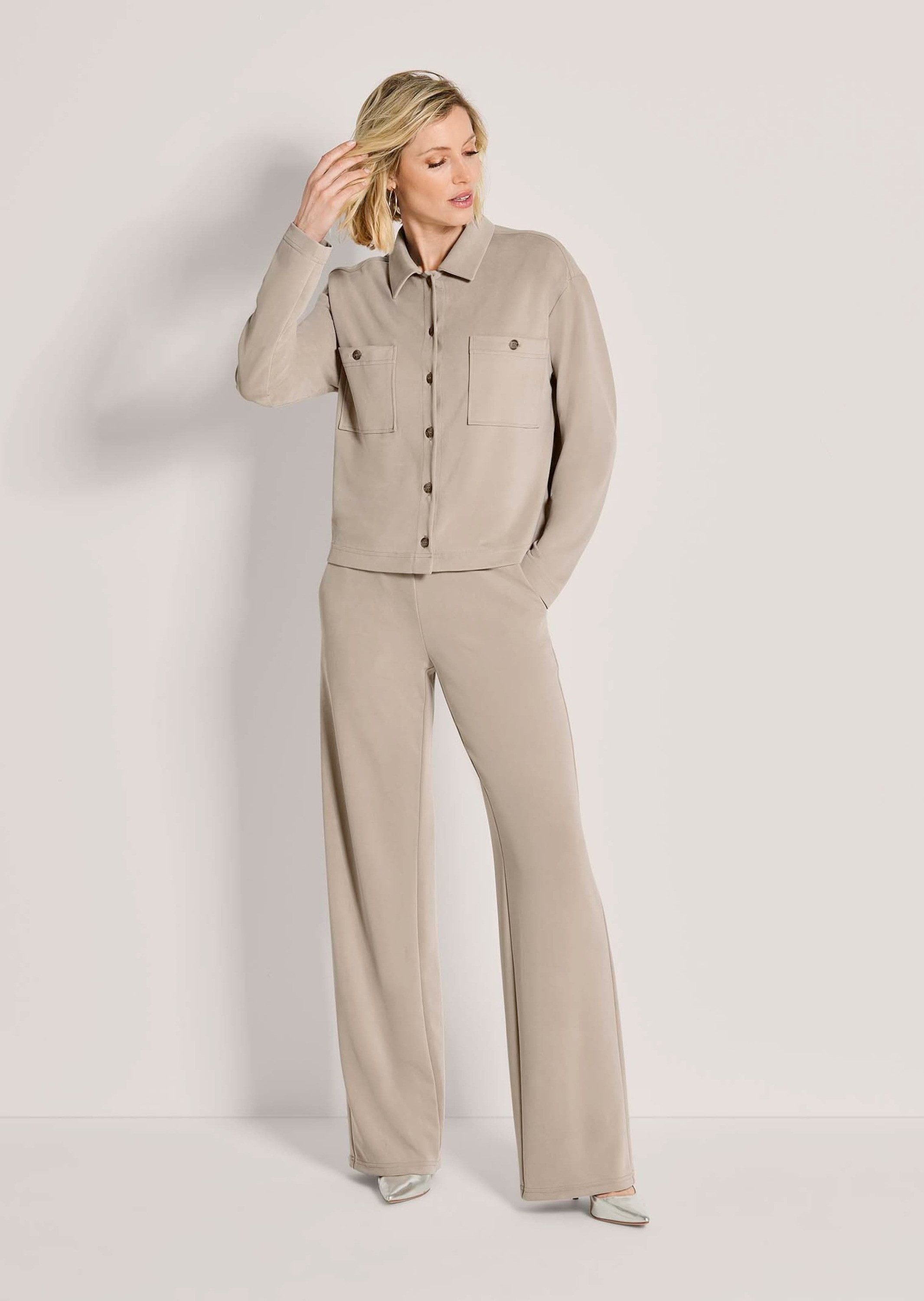 MADELEINE Hemdbluse Oversize-Hemdbluse mit Brusttaschen Hemdkragen, Knopfleiste & Rückenpasse