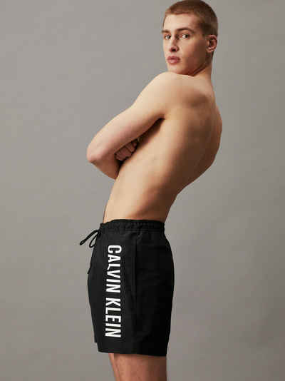 Calvin Klein Swimwear Купальні шорти MEDIUM DRAWSTRING mit kontrastfarbenem Logo-Schrifztug am Bein