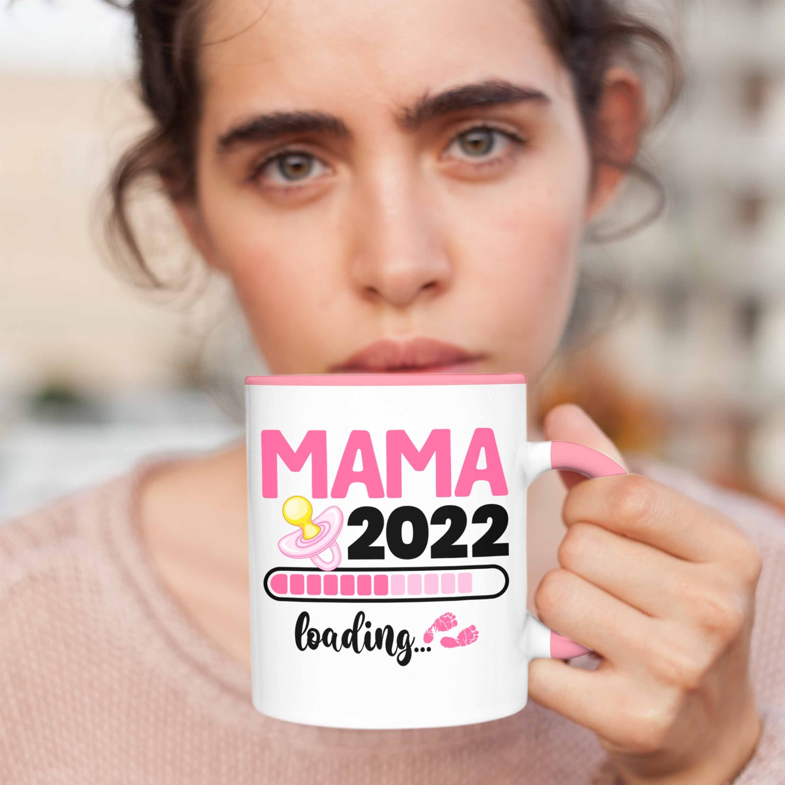 Mama 2022 - Tasse Überraschung Trendation Loading Schwanger Trendation Rosa Tasse Schwangerschaftsverkündung