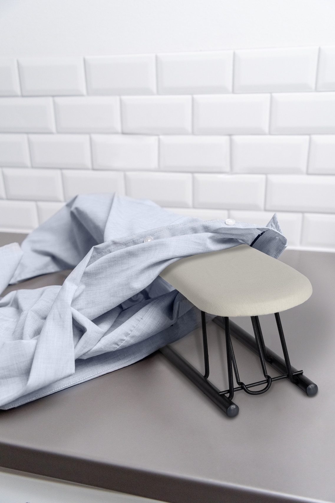 WENKO Ärmelbrett Modell Leona, Bügelfläche 52x12 cm, platzsparend zusammenklappbar, Bezug aus Baumwolle